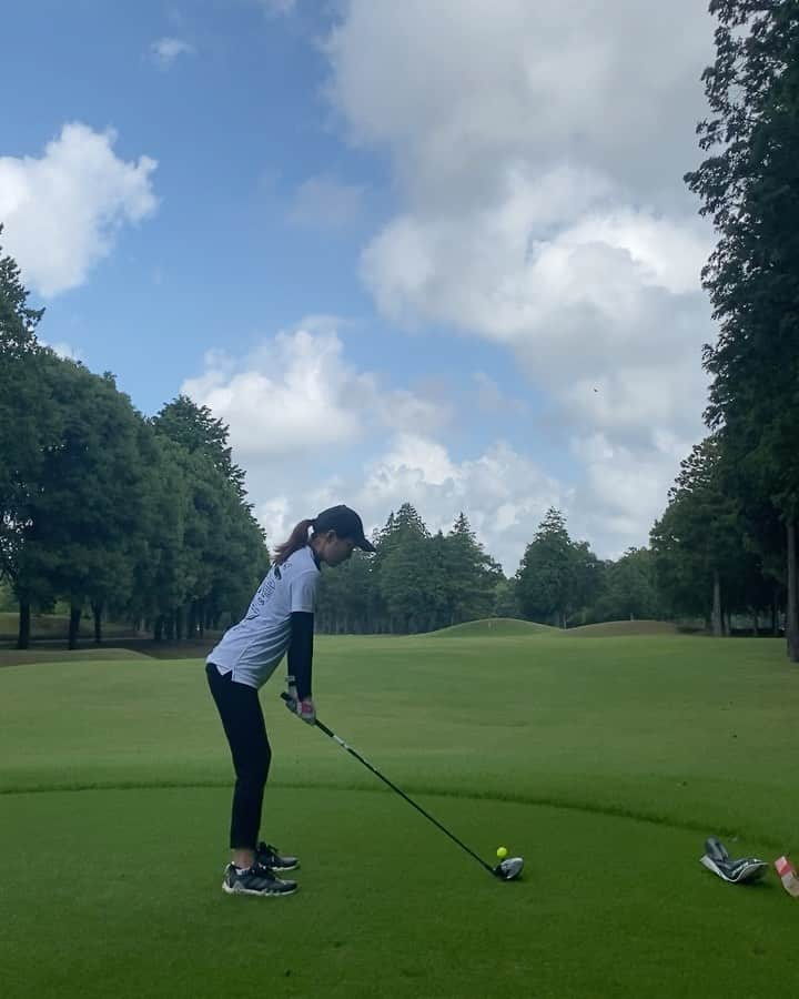 佐河ゆいのインスタグラム：「久々ちゃんもゴルフ🍑⛳️  始めたばっかの頃から一緒に回ってるから本当に楽〜♡  すごく暑くてバテバテだったけど、楽しかった😆😆😆  日本では珍しくスルー特化のゴルフ場で面白いレイアウトで楽しめました💮  🔴98   #ゴルフ  #ゴルフ女子  #ゴルフ初心者  #ゴルフ成長記録  #golf  #golfswing  #golflover #ゴルフ練習　#ゴルフ好きな人と繋がりたい　#ゴルフラウンド　#ゴルフ上手くなりたい#golfbabes #golflife #golfstagram #golfing」