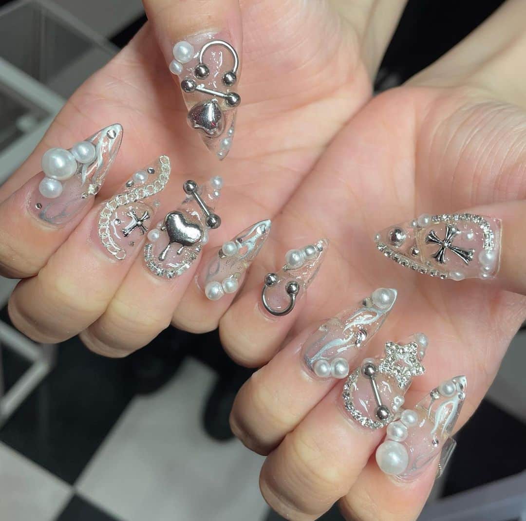 仮面ライアー217のインスタグラム：「💅🫧 . . . 今回もネイルマフィア渋谷店さんでネイルしてきたー！ 久々の長さだししたかわいすぎない！？😠 クリアにシルバーとパールは流石に可愛すぎるので是非お揃いにしましょう 担当はみゅうさん！いつもありがとうございます😶‍🌫️🫧  #ネイルマフィア渋谷  #newnail #地雷 #ネイル」