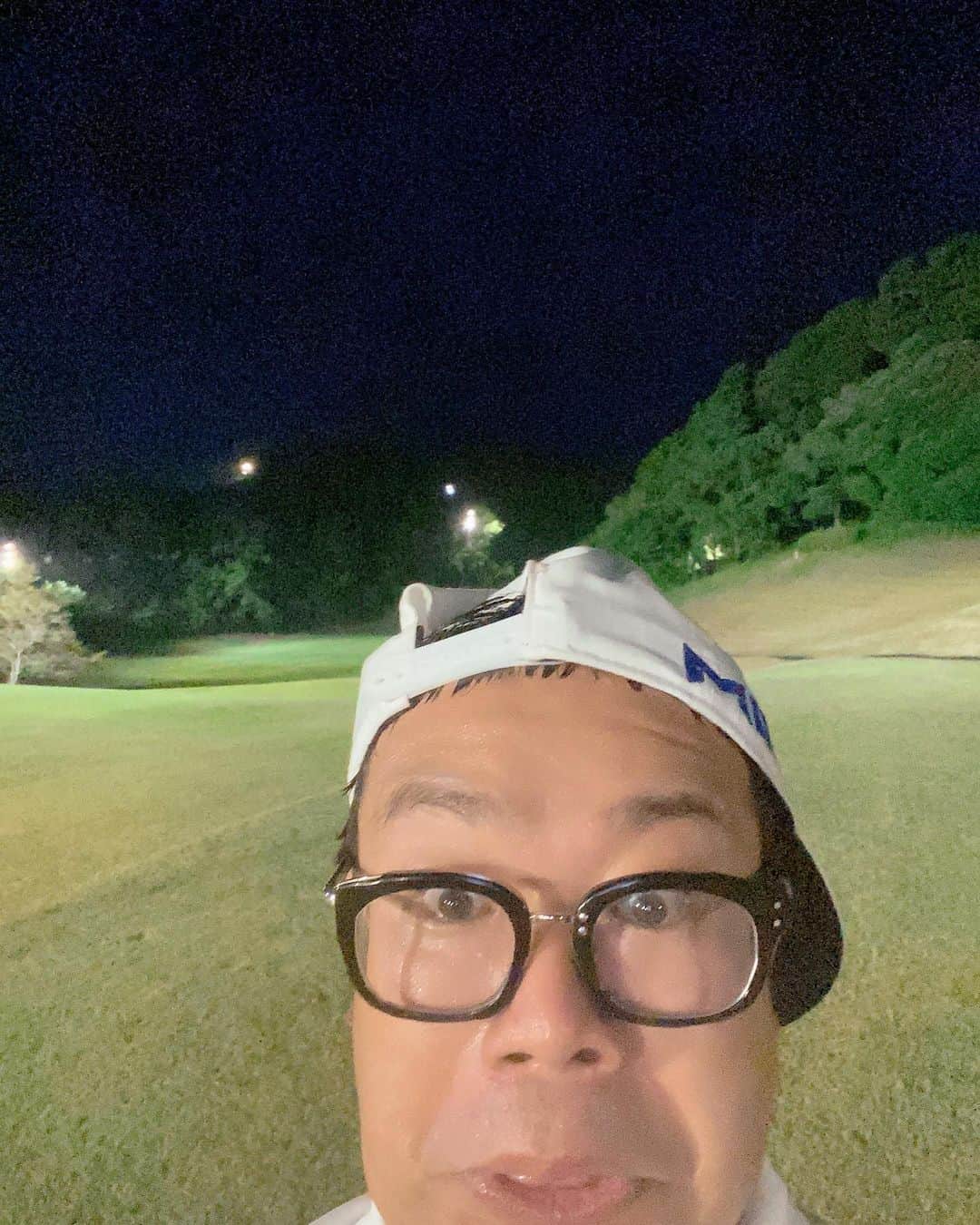 黒澤正徳さんのインスタグラム写真 - (黒澤正徳Instagram)「わたくし41歳 （早生まれだから42歳の世代）  にして  初めて  ゴルフ⛳️  しました❤️  初ゴルフが ナイターでした❤️❤️❤️  なぜか どっかの社長さんみたいな格好になりました🤣  楽しかったぁ❤️  せなまるちゃん スズケン お世話になってるお偉いさん  また行きましょ💋」8月17日 14時57分 - kuro_chan79