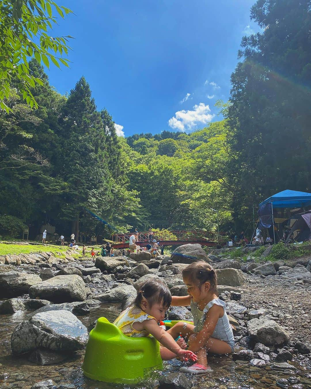 齋藤美波さんのインスタグラム写真 - (齋藤美波Instagram)「🌞🌞🌞 ・ この夏だいぶお世話になってます この日焼け止めクリーム🦁 ・ ▶︎▶︎▶︎【 @baby_born_jp 】 ・ よく売ってる日焼け止めと違って 肌白くならないし滑らかで塗りやすくて なんといってもボディミルクのように いい匂いいなの🥹🌼 ・ 動物由来香料を使ってない完全なる無添加で SPF50+ PA++++と高いUVブロック力が あるから肌にも優しいし子供に罪悪感なく 使える本当に私がおすすめ出来る 日焼け止めクリームです🧴✨ ・ ウチはおチビが2人いるから この日焼け止めクリームはだいぶ 重宝してる🌞🧴 ・ もう夏後半戦に入ってきたけど 湘南に住んでるからまだまだずっと... いや、一年中太陽さんとお友達なので 引き続き愛用品ですな🌞🤎笑 ・ ・ この商品よく見かけるんだけど カリスマエステティシャンで1児のママである #高橋ミカ さんとモデルの4児ママである #東原亜希 さんが開発した日焼け止めクリームだそうで👏🏽 子育て経験してる人が開発したものだから 信頼性抜群だよね〜 ・ 楽天ランキング1位にも入賞したみたい🤍 ・ パッケージもライオンさんで 可愛い🦁🧡 ・ ・ ・ まだまだ日差し強いから お外遊びするときは家出る前行に 塗ってくよー❣️ ・ ・ #BABYBORN #mishiilist #baby_born_jp #SPF50+/PA++++ ・ #ベビースキンケア#日焼け止めミルク#日焼け止めクリーム#ウォータープルーフ#ミッシーリスト#紫外線対策#日焼け対策#親子で使える#出産準備#新米ママ#赤ちゃんのいる暮らし#赤ちゃんのいる生活#湘南住み#海のある生活#4児ママ#東原亜希#高橋ミカ#ベビーボーン#アンバサダー」8月17日 14時57分 - saito373minami