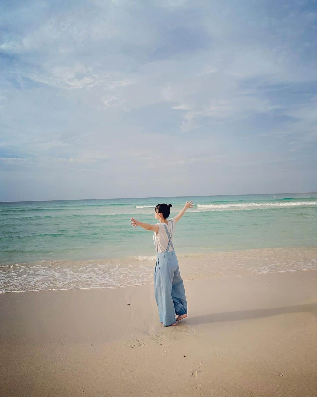 島袋寛子のインスタグラム：「- 宮古島、美しかった。 皆様、本当にありがとうございました！ とても神秘的な島でした。 宝です。  「にっぽん憧れの絶景！サンゴが生んだ宮古ブルー」8月27日（日）13時～14時29分 【NHKBSプレミアム　BS４K同時放送】  ぜひご覧ください！  📷中山さんと☺︎ @ntakuya_1213」