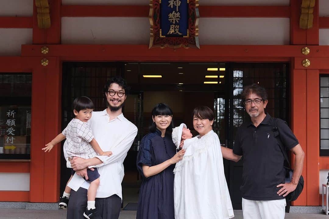 真央さんのインスタグラム写真 - (真央Instagram)「音斗が産まれて1ヶ月。 霧島神宮へお宮参りへ行ってきました🌿✨ ちょうど、両親と姪っ子が東京へ帰る日に みんなでご祈祷することができました。 産褥期の1ヶ月は夫と私の父母と ゆっくり過ごせたのも良かったなぁと思う。 たくさん甘えてしまったなぁと思いながらも、 甘えることも大切なことだとも思いました。 (何事もバランス✨) 移住して1年、 私たちの暮らしを見てもらう良い機会でもありましたっ。  姪っ子しゅなが来てくれて、まるはいっぱい遊んでもらったり、卵焼きの作り方や最近の流行りの曲まで教えてもらったね😆  兎にも角にも、私はおかげで元気いっぱい☀️✨ ぐっすりよく眠る次男坊に癒されております☺️ まるも弟を愛おしそうに撫でてる姿にも愛おしく✨  田舎暮らし2年目に突入！ こぼちゃんは暑い中でも全力で 裁断からミシンカタカタ頑張ってます💫  放置せざるを得なかった畑の緑達が 恐ろしいほどにのびにのびてる それでも、蒔いていたかぼちゃ、空芯菜、ツルムラサキは負けじとよく成長して収穫できてます💚💚 ゆっくり時期が来たらマイペースに理想のマイファーム耕していこう。  愛ふくらむ、感謝いっぱいの日々より✨」8月17日 15時07分 - mao0424