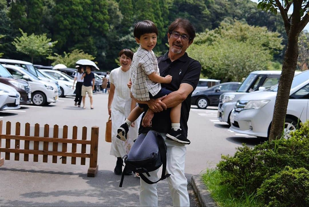 真央さんのインスタグラム写真 - (真央Instagram)「音斗が産まれて1ヶ月。 霧島神宮へお宮参りへ行ってきました🌿✨ ちょうど、両親と姪っ子が東京へ帰る日に みんなでご祈祷することができました。 産褥期の1ヶ月は夫と私の父母と ゆっくり過ごせたのも良かったなぁと思う。 たくさん甘えてしまったなぁと思いながらも、 甘えることも大切なことだとも思いました。 (何事もバランス✨) 移住して1年、 私たちの暮らしを見てもらう良い機会でもありましたっ。  姪っ子しゅなが来てくれて、まるはいっぱい遊んでもらったり、卵焼きの作り方や最近の流行りの曲まで教えてもらったね😆  兎にも角にも、私はおかげで元気いっぱい☀️✨ ぐっすりよく眠る次男坊に癒されております☺️ まるも弟を愛おしそうに撫でてる姿にも愛おしく✨  田舎暮らし2年目に突入！ こぼちゃんは暑い中でも全力で 裁断からミシンカタカタ頑張ってます💫  放置せざるを得なかった畑の緑達が 恐ろしいほどにのびにのびてる それでも、蒔いていたかぼちゃ、空芯菜、ツルムラサキは負けじとよく成長して収穫できてます💚💚 ゆっくり時期が来たらマイペースに理想のマイファーム耕していこう。  愛ふくらむ、感謝いっぱいの日々より✨」8月17日 15時07分 - mao0424