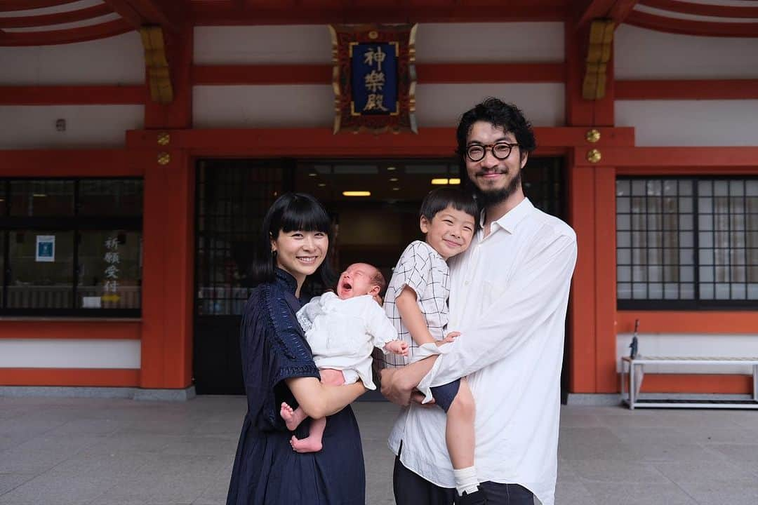 真央のインスタグラム：「音斗が産まれて1ヶ月。 霧島神宮へお宮参りへ行ってきました🌿✨ ちょうど、両親と姪っ子が東京へ帰る日に みんなでご祈祷することができました。 産褥期の1ヶ月は夫と私の父母と ゆっくり過ごせたのも良かったなぁと思う。 たくさん甘えてしまったなぁと思いながらも、 甘えることも大切なことだとも思いました。 (何事もバランス✨) 移住して1年、 私たちの暮らしを見てもらう良い機会でもありましたっ。  姪っ子しゅなが来てくれて、まるはいっぱい遊んでもらったり、卵焼きの作り方や最近の流行りの曲まで教えてもらったね😆  兎にも角にも、私はおかげで元気いっぱい☀️✨ ぐっすりよく眠る次男坊に癒されております☺️ まるも弟を愛おしそうに撫でてる姿にも愛おしく✨  田舎暮らし2年目に突入！ こぼちゃんは暑い中でも全力で 裁断からミシンカタカタ頑張ってます💫  放置せざるを得なかった畑の緑達が 恐ろしいほどにのびにのびてる それでも、蒔いていたかぼちゃ、空芯菜、ツルムラサキは負けじとよく成長して収穫できてます💚💚 ゆっくり時期が来たらマイペースに理想のマイファーム耕していこう。  愛ふくらむ、感謝いっぱいの日々より✨」