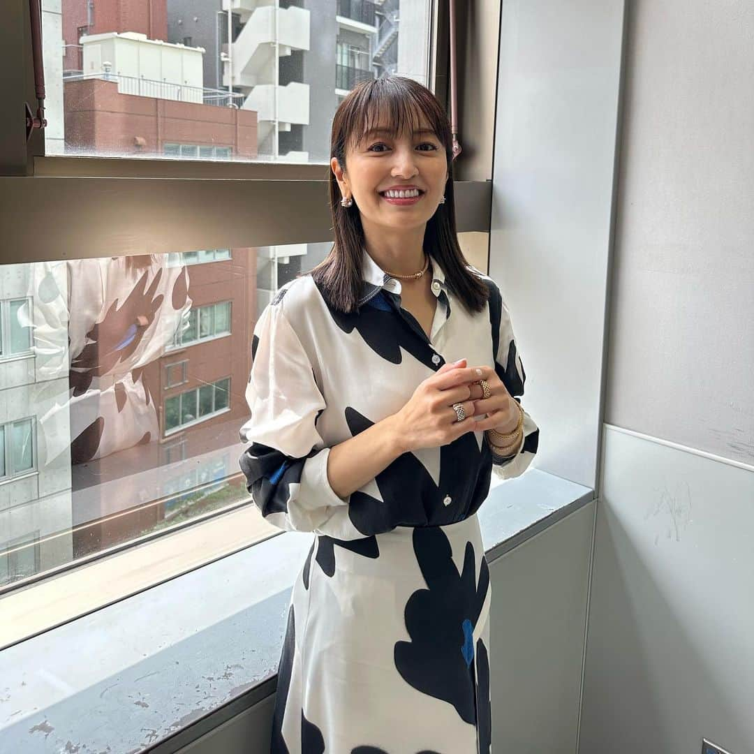 矢田亜希子さんのインスタグラム写真 - (矢田亜希子Instagram)「昨日のラヴィット！もありがとうございました‼︎ サンボマスターさんの生ライブ最っ高でした！！！！ いつも心に響きます。かっこいい。。 ラヴィットロックも本当に楽しみです！！！ ラヴィット終わり写真撮っていたらまりあちゃんが会いにきてくれました❤️可愛いーまりあちゃん❤️ そしてスタジオでは可愛い三島さんも🤣💕 #ラヴィット#水曜日#tbs#牧野真莉愛 ちゃん#三島さん#サンボマスター さん#生ライブ#tver でもぜひ 衣装は @paulsmithjapan ジュエリー @fope1929」8月17日 15時18分 - akiko_yada