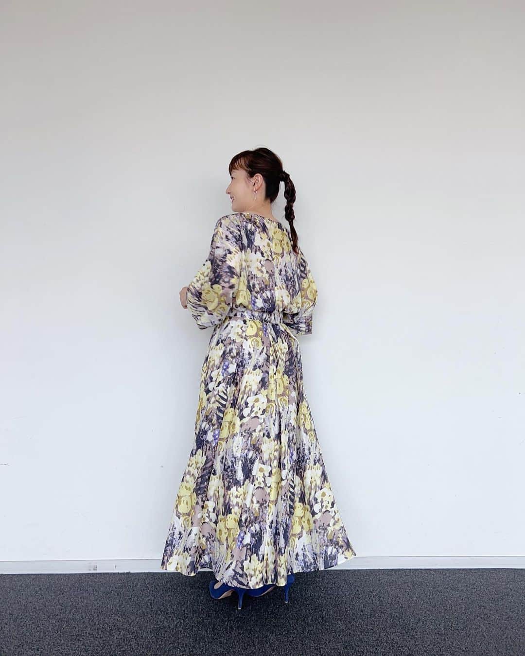 島本真衣のインスタグラム：「素敵なセットアップで沢山写真を撮って頂きました📷 番組を見てくださった皆さん、ありがとうございました🤍  #ブラウス #スカート @huelemuseum_official   #ピアス #バングル  @nojess_official   #パンプス @kanematsu_official」