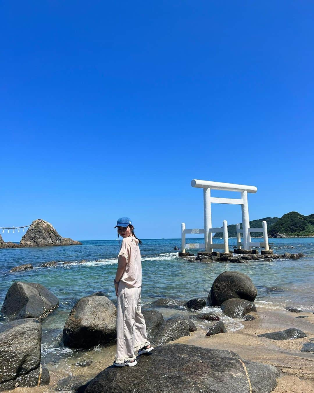 円谷優希さんのインスタグラム写真 - (円谷優希Instagram)「🌊⛩  #夏の思い出 #九州旅行 #福岡 #糸島 #二見ヶ浦  #いつ行っても  #元気が出る場所」8月17日 15時39分 - yukitsumuraya