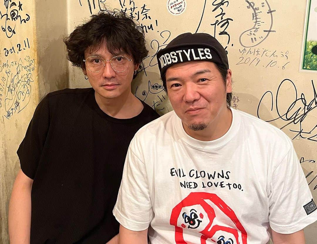 のインスタグラム：「先日の久しぶりのサシ飲み！ いゃ…店のオーナーも入ってたな！ww  俺のいる業界では、もう誰もしたの名前で呼ぶ奴は、この安藤政信 以外にはいね～んじゃね～かな～…。  そう！ 俺のことを きょうすけ と呼び、数少ない漢字の本名で役者をしてた頃から知ってくれてる役者！  またに連絡を取ると、とりあえず飲もう！サシ飲みしよう！と言ってくれる大切な仲間！  この日、夕方から飲み、てっぺん（24時）前にはベロ酔いして解散する健全な飲み！ww  話す話題に事欠かないが… 内容濃すぎるから、これぐらいの時間でお互い十分！ww  今度はいつかな～…秋ぐらいか？  お互い、もう長いキャリアのほぼ同期って感じ！  しかし、政信は変わらんな～…いつ会っても男前だわ！   #安藤政信   #やべきょうすけ  また美味いもの食いながら爆笑して酔って疲れ果てようぜ！ww」