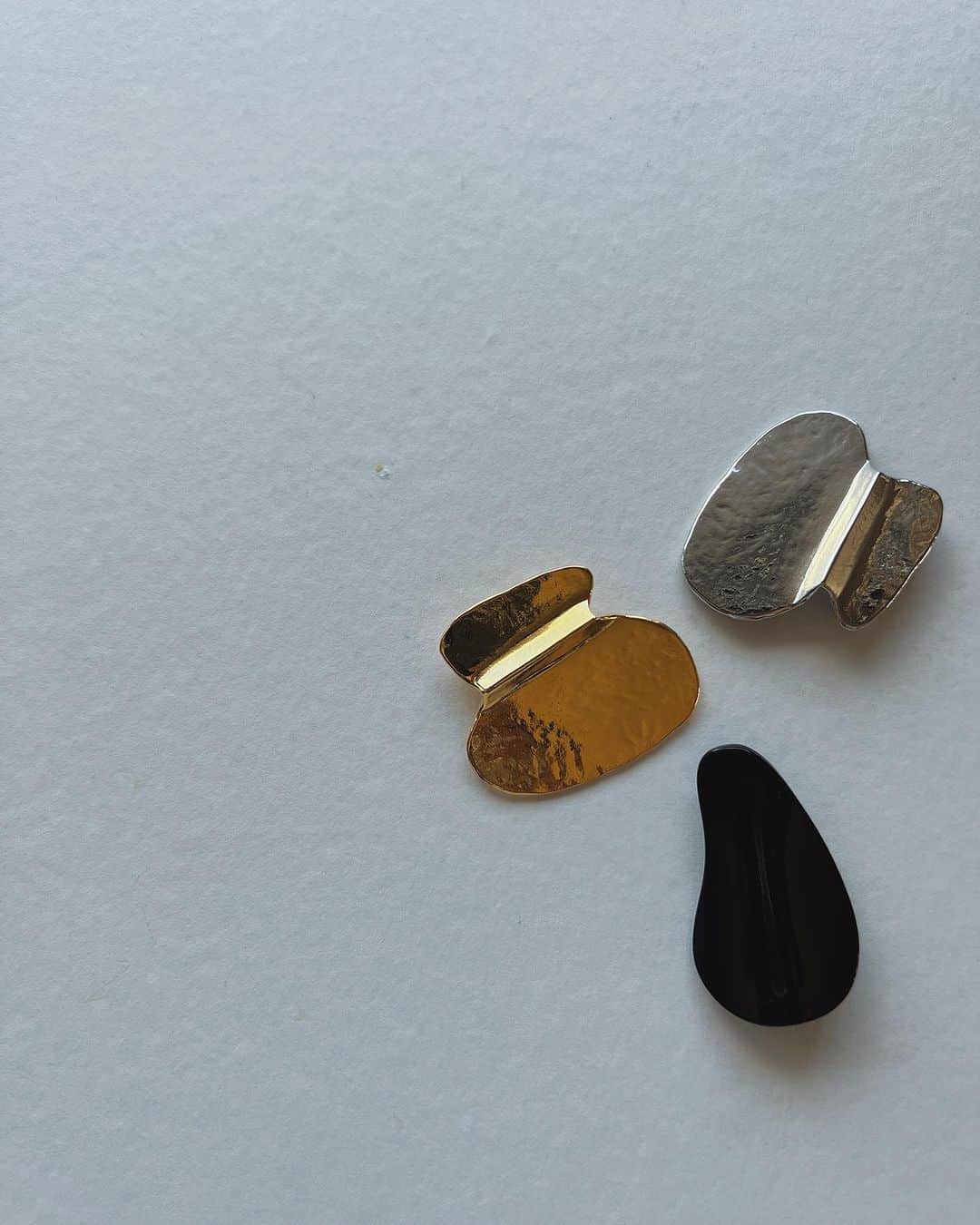ジュジュのインスタグラム：「2023aw...♡"  グッと今年らしさが増すitem✨  使い方(方向)次第では、色々な見え方がするブローチ🩶  〆colorのBlack異素材と合わせるのがお気に入り🎵  又色々受注start▶️までに提案させて下さいね♡  同時受注でパールのnew pierce(er)も追々ご紹介させて下さい✨🙏  #AkariH#apparel#fashion akarih#akarihchic#アカリ#jewelry #accessory#pierce#earring#bracelet#necklace#choker#pendant #standard #costumejewelry#2023aw#www.akari-h.jp」