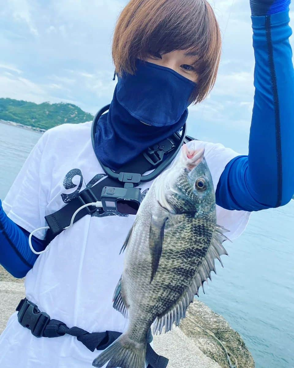 サトシさんのインスタグラム写真 - (サトシInstagram)「岡山の櫃石島へ初フカセ釣りへ！⁡ ⁡⁡ ちゃんと⁡やった事ないのでもちろん教えてもらいました。⁡ ⁡講師は岡山のYouTuberで倉敷をメインに釣りをしているhiromasaさん！⁡ ⁡⁡ ⁡2回目のコラボ撮影でした🐟⁡ ⁡⁡ ⁡めっちゃ楽しかった、、。⁡ ⁡フカセって面白いな。⁡ ⁡練りエサの配合具合とかこだわり出したらヤバそう。。⁡ ⁡⁡ ⁡初心者用にハリスも2号で太めにして頂きました。⁡ ⁡⁡ 針は⁡グレ針2号だった気が。。⁡ ⁡⁡ ⁡レバーブレーキのリールも使い慣れて無さすぎて慣れるまで大変でしたがかなり楽しかった、、！⁡⁡ ⁡⁡ ⁡詳しくは動画をお楽しみに！！⁡ ⁡⁡ ⁡#ほんわか釣り倶楽部 #ショアジギング #青物 #釣り #南港 #釣りガール  #メジャークラフト #愛媛釣り #タコ #夢フィッシング #新波止 #ヤザワ渡船 #櫃石島 #フカセ釣り #クロダイ #マダイ」8月17日 15時51分 - satoshi_honwaka