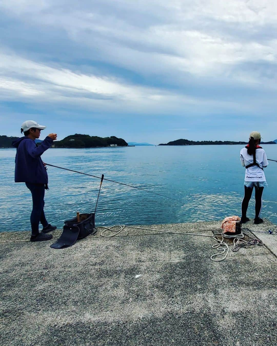 サトシさんのインスタグラム写真 - (サトシInstagram)「岡山の櫃石島へ初フカセ釣りへ！⁡ ⁡⁡ ちゃんと⁡やった事ないのでもちろん教えてもらいました。⁡ ⁡講師は岡山のYouTuberで倉敷をメインに釣りをしているhiromasaさん！⁡ ⁡⁡ ⁡2回目のコラボ撮影でした🐟⁡ ⁡⁡ ⁡めっちゃ楽しかった、、。⁡ ⁡フカセって面白いな。⁡ ⁡練りエサの配合具合とかこだわり出したらヤバそう。。⁡ ⁡⁡ ⁡初心者用にハリスも2号で太めにして頂きました。⁡ ⁡⁡ 針は⁡グレ針2号だった気が。。⁡ ⁡⁡ ⁡レバーブレーキのリールも使い慣れて無さすぎて慣れるまで大変でしたがかなり楽しかった、、！⁡⁡ ⁡⁡ ⁡詳しくは動画をお楽しみに！！⁡ ⁡⁡ ⁡#ほんわか釣り倶楽部 #ショアジギング #青物 #釣り #南港 #釣りガール  #メジャークラフト #愛媛釣り #タコ #夢フィッシング #新波止 #ヤザワ渡船 #櫃石島 #フカセ釣り #クロダイ #マダイ」8月17日 15時51分 - satoshi_honwaka