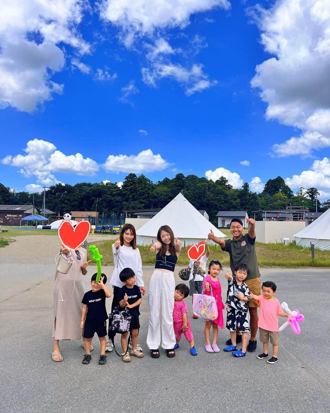 あやなんのインスタグラム：「子ども達がスクールお盆休みだったので お友達３家族といっしょに 千葉に旅行してきました🥹❤️  １２時にチェックインしてから 夜９時までずっっっとクルーさん達が 子ども達と一緒に遊んでくれる 夢のような施設....😭❤️❤️❤️  昼はプールで遊んだり、 スイカ割りをしたり、水鉄砲大会したり 夜はカブトムシ捕まえたり お化け屋敷に入ったり、 盆踊りしたり花火したり🎆✨  夜ご飯はBBQもついてるし♡  飽きるわけがない最高の一日でした🥹🩷  子どもを連れて行くと親がずっと 子どもを見ていなきゃいけなくて 当たり前なんだけどそれが本当に 大変で疲れちゃうんだけど  クルーさん達のおかげで 親は楽ちんで子どもは目一杯安全に 遊べるという1日を過ごすことが できたよー😭❤️  家族連れには最高の施設だから みんなも行ってみて欲しい！！！  ほんと子ども達がたのしそうで なによりだったなー🥹🥹  #千葉バブリゾート #ママ友 #子ども連れ #夏旅行 #お盆休み #子ども可愛くてありがたい #ママ友も可愛くてありがたい #遊んでくれるクルーさんイケメンでありがたい」