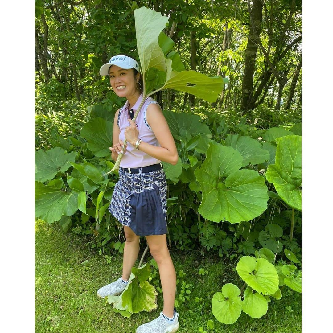 菊池なつきのインスタグラム：「コロポックルごっこ🌱  アイヌ語で フキの葉の下に住む人　って意味💡  ↑小さい時本当にいると思ってたし、 　内緒なんだけど…今でもいると少し🤏信じてます笑  私は道産子だから鹿もタンチョウも キツネも全然めずらしくないんだけど 友達はめっちゃ喜んでくれる🤣🤣笑  #北海道　#北海道旅行　  #女子旅　#trip #travel   #instatravel #japanesegirl #夏休み　 #夏　#summer #アイヌ #ゴルフ女子 #女子ゴルフ #ゴルフスイング #インスタゴルフ #ゴルフ大好き  #ゴルフ #ゴルフ初心者 #golf #JAPAN #初心者 #golfstagram #golfswing  #タンチョウ  #天然記念物    #ゴルフ好きと繋がりたい  #골프 #Photo #Photographing」