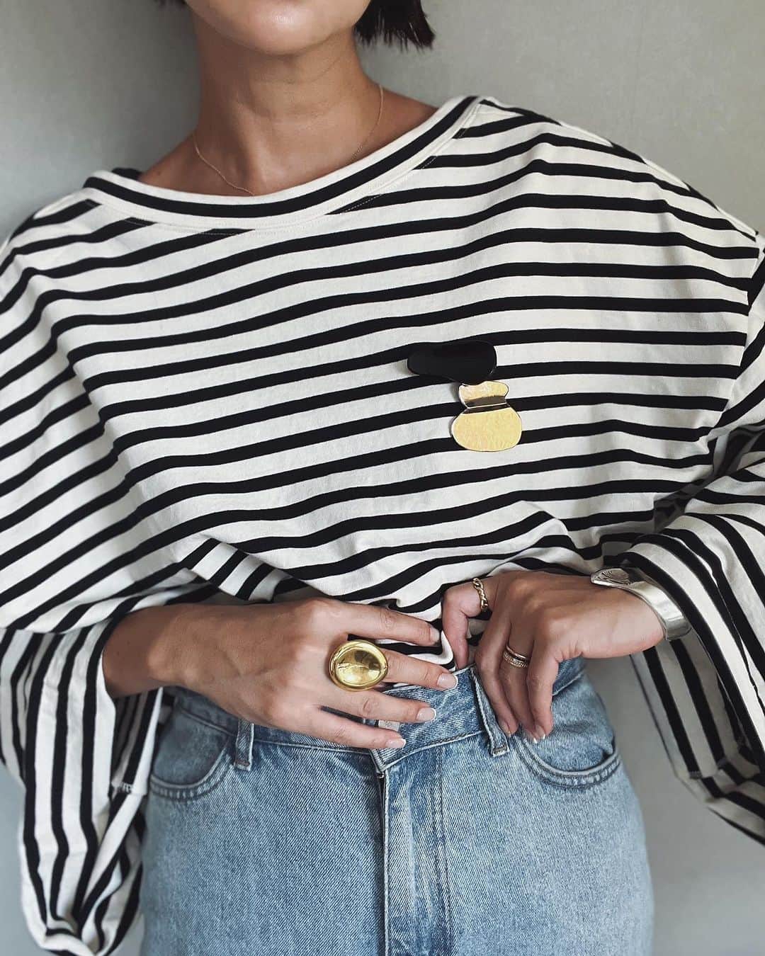 ジュジュのインスタグラム：「boarder×👖❤️ gold×Black broach✔︎  いつもの定番styleにスパイスを🫶  ...coming soon  #🖤 #AkariH#apparel#fashion akarih#akarihchic#アカリ#jewelry #accessory#pierce#earring#bracelet#necklace#choker#pendant #standard#hrkフク #costumejewelry#2022aw#www.akari-h.jp」