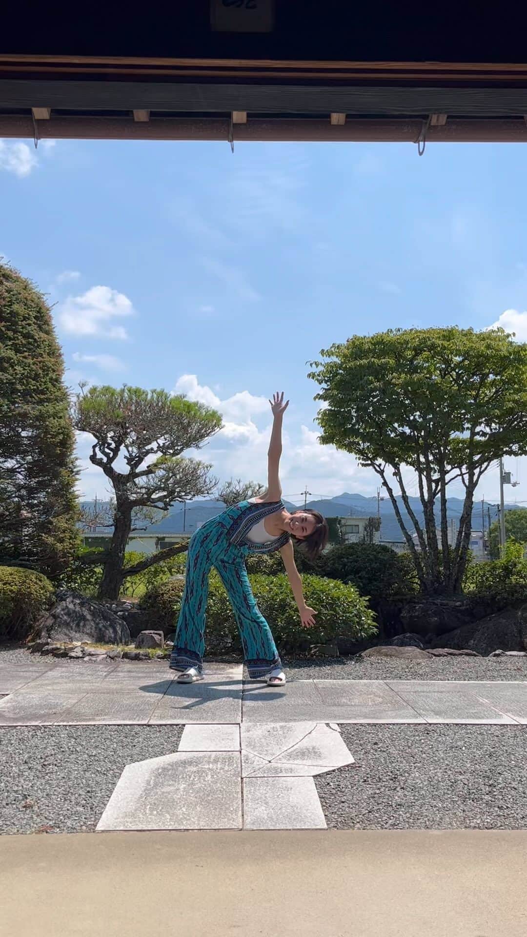辻やすこのインスタグラム：「強風オールバックを姪っ子見ながらやってみる🫶」