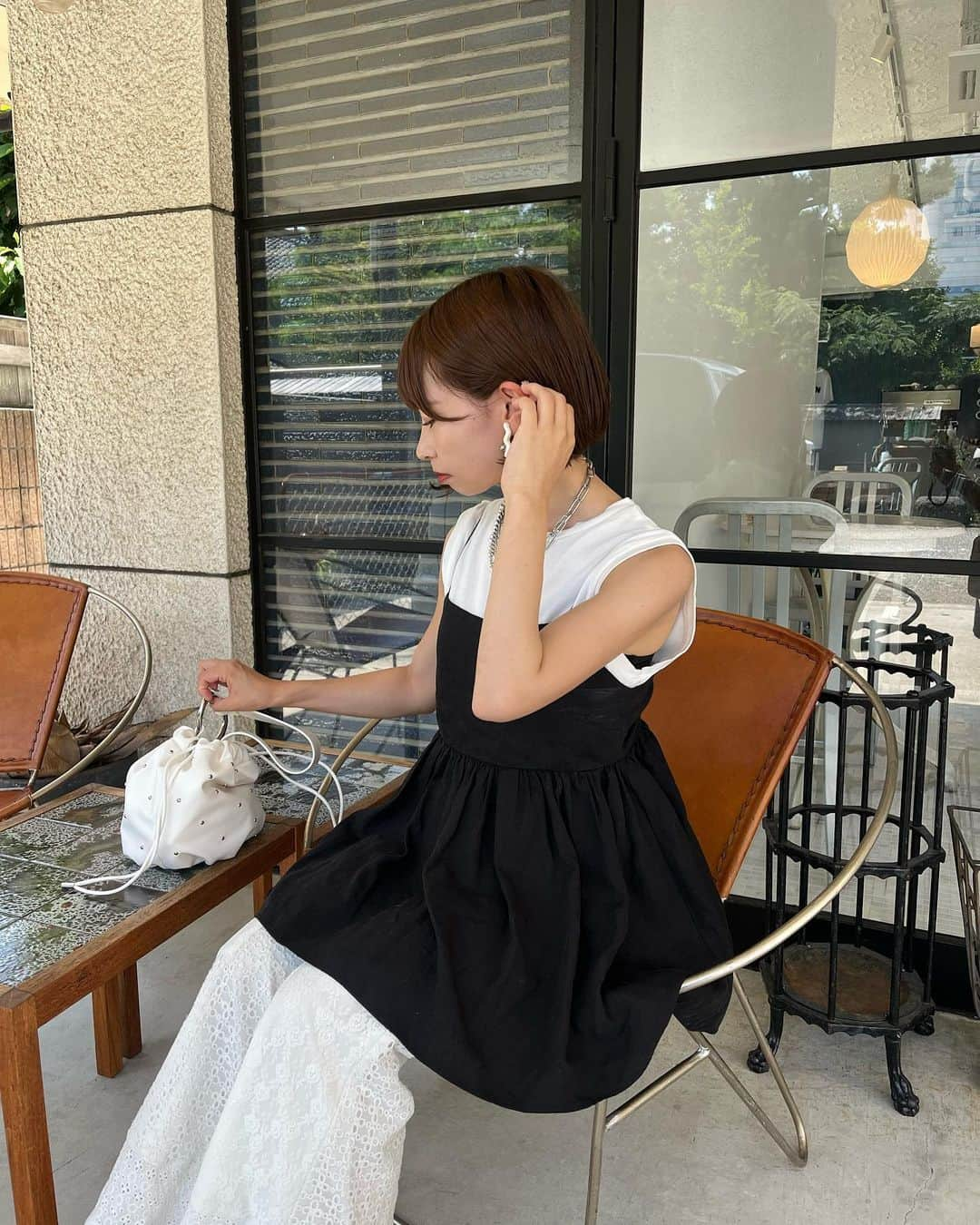 山田如凜のインスタグラム：「ㅤㅤㅤㅤㅤㅤㅤㅤㅤㅤㅤㅤㅤ この前 カフェ行った時の☕️𓇳 ㅤㅤㅤㅤㅤㅤㅤㅤㅤㅤㅤㅤㅤ  圧倒的 ゴールドアクセ派なんだけど 黒色取り入れてる時はシルバーアクセサリーも 最近はつけたくなるから色々新調してるꕀ ㅤㅤㅤㅤㅤㅤㅤㅤㅤㅤㅤㅤㅤ ㅤㅤㅤㅤㅤㅤㅤㅤㅤㅤㅤㅤㅤ  #モノトーンコーデ #白黒コーデ #レースパンツ #レースパンツコーデ #綺麗目カジュアル #低身長コーデ #低身長ファッション #夏コーデ #ホワイトコーデ #白コーデ #ママコーデ #ママファッション #ママガール #女の子ママ  ㅤㅤㅤㅤㅤㅤㅤㅤㅤㅤㅤㅤㅤ」