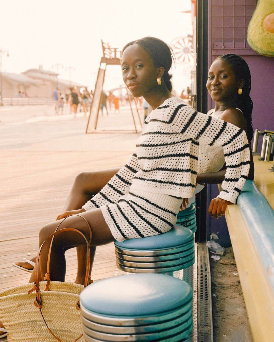 MANGOのインスタグラム：「Matching outfits on Coney Island with @nycxclothes🍭 ⁣ Sweater: 57042881 ⁣ Shorts: 57052881 Bag: 57032523 ⁣ Earrings: 57002534 ⁣ #MangoGirls」