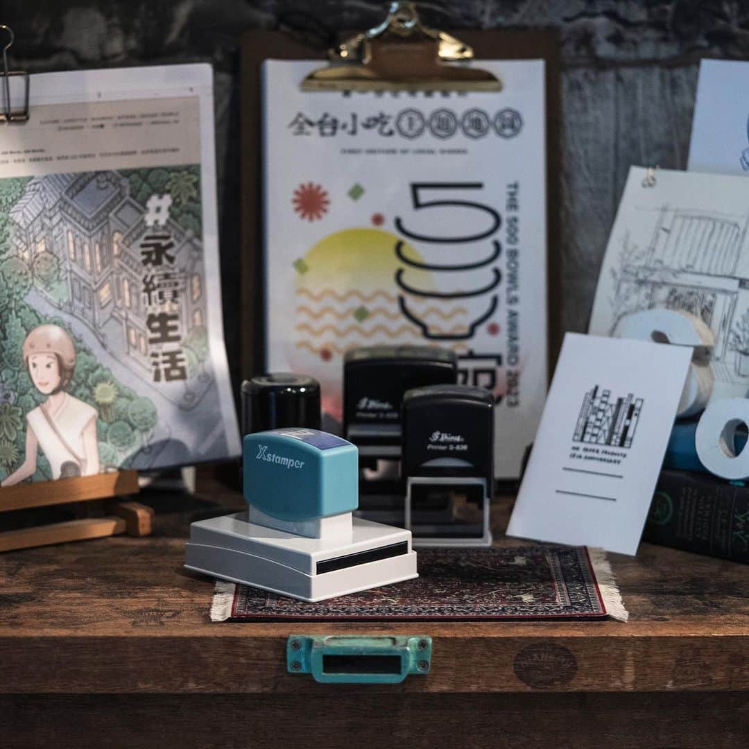 TOOLS to LIVEBY / 禮拜文房具のインスタグラム：「- MD 15th 印章 . 限期蓋印 .   即日起至台北樂利店，自備本子或紙張都能自由蓋印，只到8/27喲！  高雄的朋友，預計9/1～9/10也能在駁二店蓋到囉！  #小編碎碎唸  印章章體較大，建議蓋印用紙至少9x12cm比較好對齊。  #midori #midoristamp #印章控」