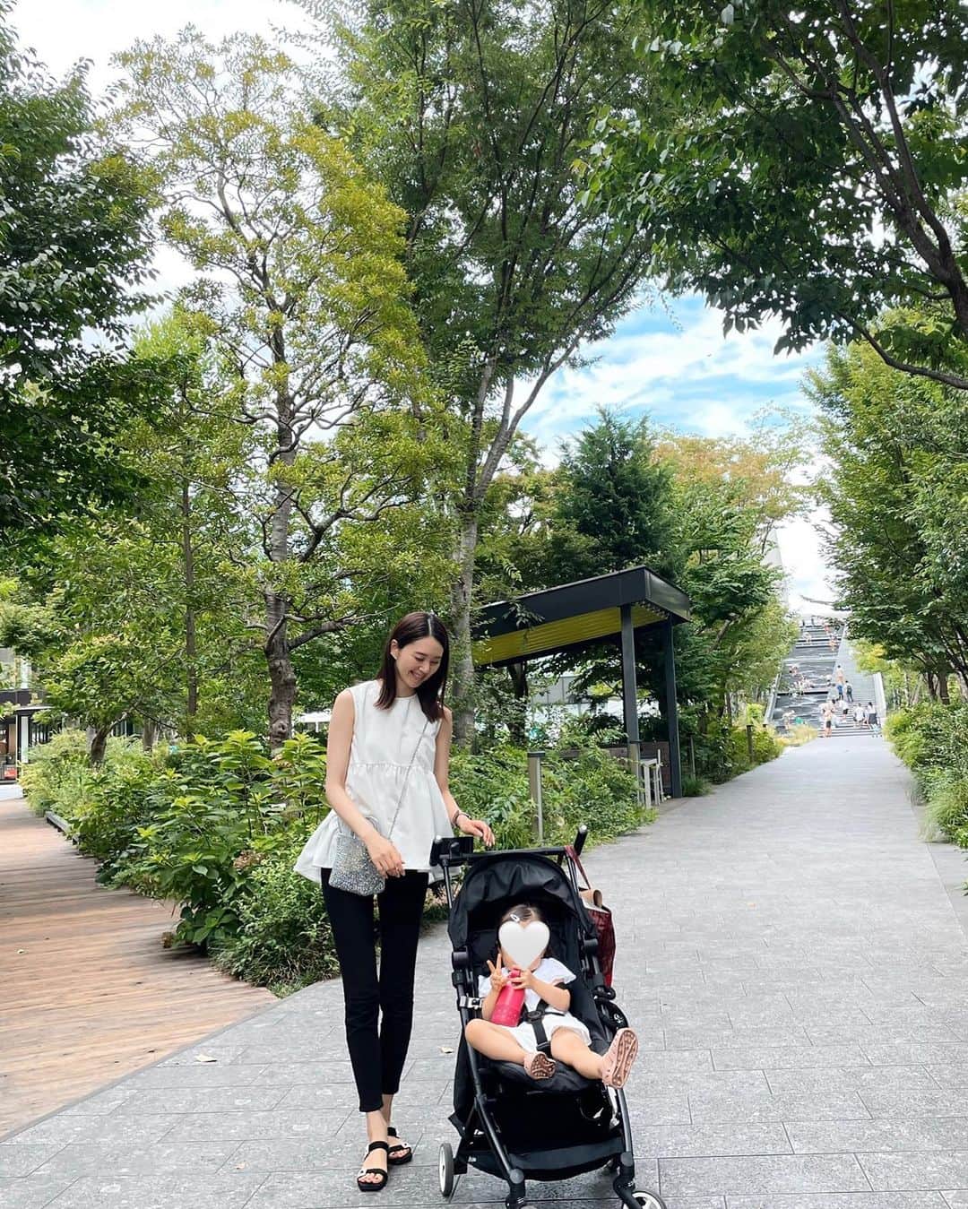 橋本まゆさんのインスタグラム写真 - (橋本まゆInstagram)「お盆は久しぶりに東京で🌿 人が少ないお盆時がチャンスと思って気になっていた立川にあるPLAY PARKへ  工作をしたりお絵描きが出来る所や色んな遊び場があって娘もお絵描きをしたり走り回ったりとめちゃ楽しそうでした♡ 外には水遊びが出来る所があって想像以上に充実していてビックリ🐥  次は室内型遊園地に行きたいなぁと🤭  #playpark#greensprings #子連れお出かけ#室内遊び場#室内遊び場東京 #女の子のママ#2歳女の子」8月17日 16時06分 - macomyu