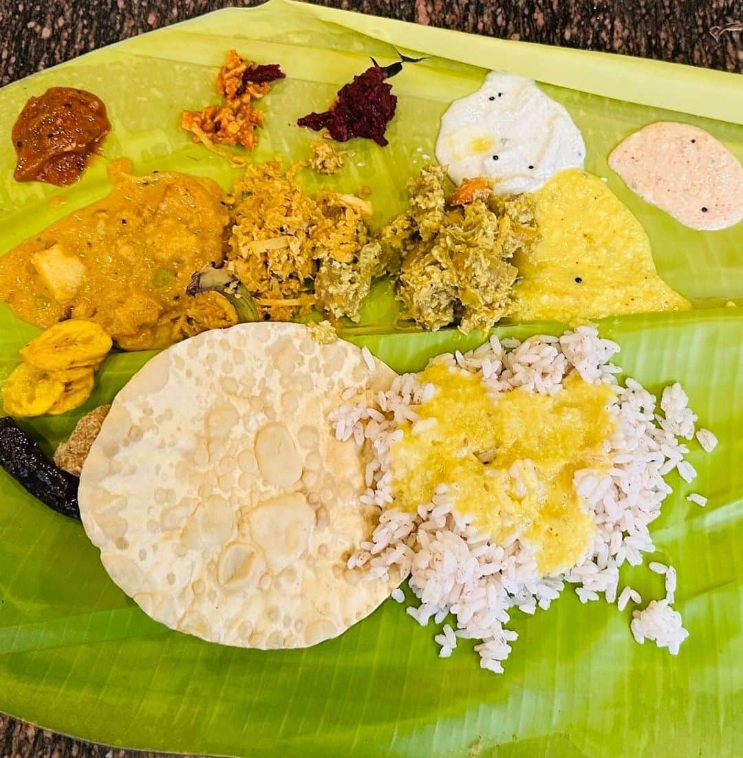 花總まりのインスタグラム：「ミールス食べました😋 主に南インドで食べられる定食。 地元の人に大人気のレストランに行ってきました。 めちゃくちゃ美味しかった〜😊 #南インドの旅 #ケララ #ミールス」