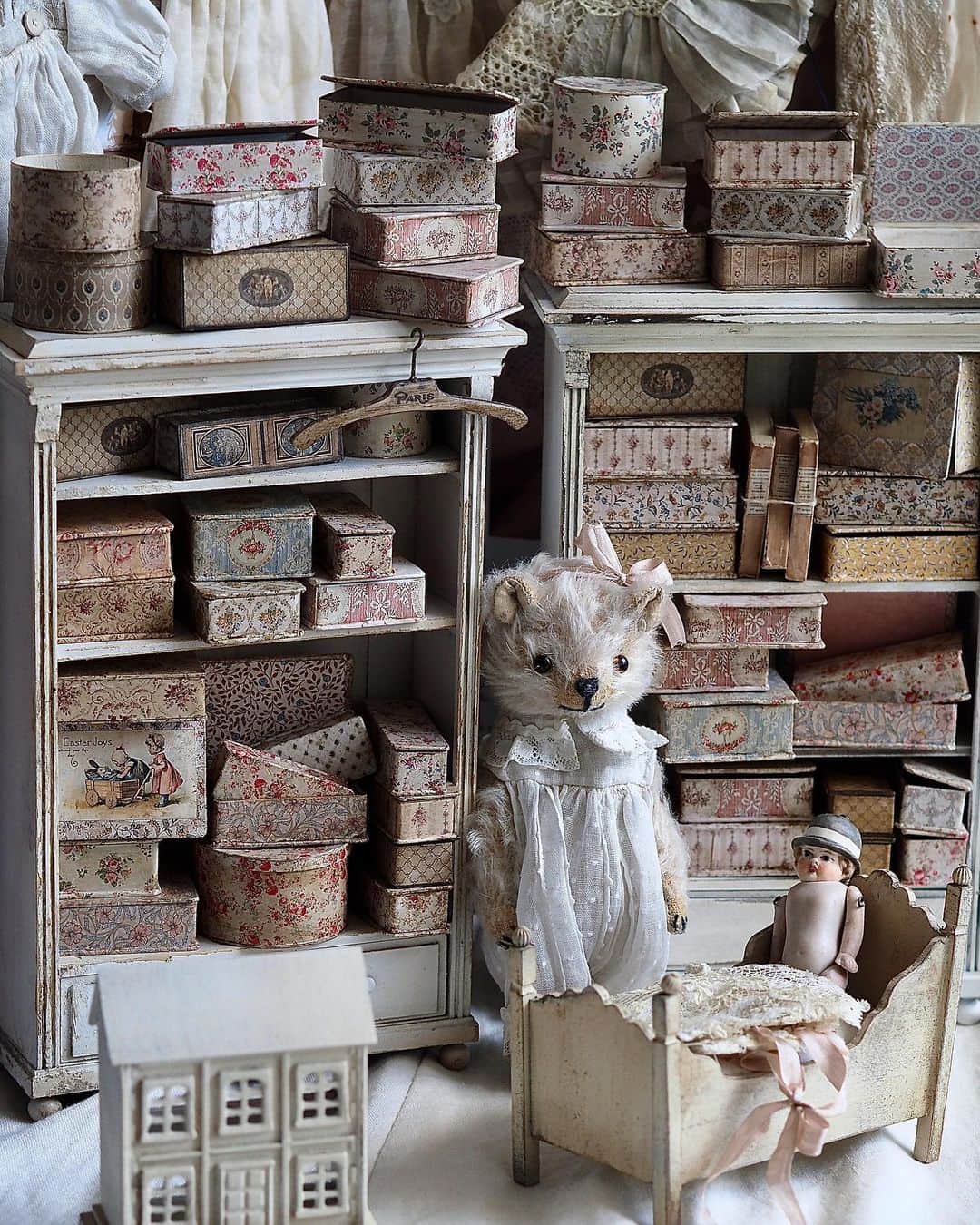 kiyomiのインスタグラム：「♡ ・ original handmade ． コツコツ隙間時間に製作していた カルトナージュ風ボックス。 こちらは、次のイベントで販売します  カルトナージュ 棚、ドールハウス、ベビーベッド 販売品  🧸 @kawachan033  ・  ・  ・  ・  #ミニチュア#miniature#dollhouse #Frenchinterior #ブロカント #antique#Frenchstyle#cute#closet #シャビーシック#Interior#フレンチインテリア #antique  #Frenchdecor#brocante #アンティーク風#brocantestyle#shabby #shabbychic #shabbychicdecor#カルトナージュ #箱#box #clothtasupaper」
