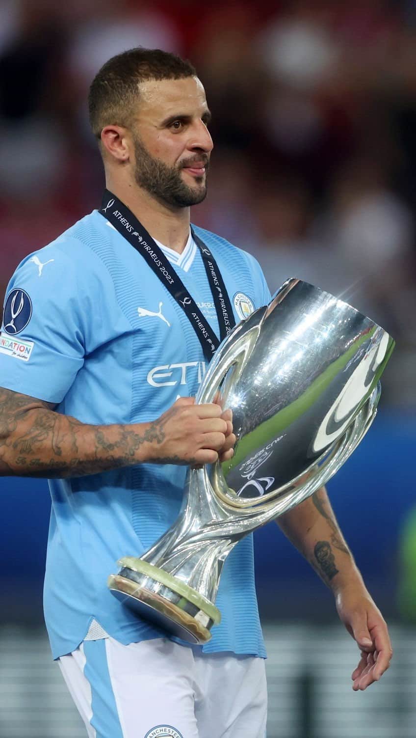 カイル・ウォーカーのインスタグラム：「Morning…. 😃 🏆」