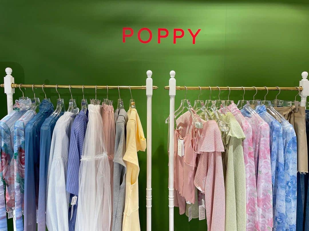 ISETAN PARK netさんのインスタグラム写真 - (ISETAN PARK netInstagram)「＜POPPY＞伊勢丹新宿店に初登場💐    「Embrance Your WakuWaku 〜ワクワクを抱きしめよう〜」をテーマにしたブランド＜POPPY/ポピー＞。  今回は「アートが身体に溶け込む」をコンセプトにアートとポップなモチーフを融合させたオリジナルのシースルーコレクションや定番の人気商品などフルコレクションに加え、店頭限定で23FWコレクションの先行受注も承ります。  「POPPYミュージアム」をテーマにした美術館のような空間でぜひお楽しみください🌼    POPPYミュージアム  ■開催中～8月22日(火)  ■本館2階 センターパーク/ザ・ステージ＃2  ※数量に限りがある商品もございますので、品切れの際はご容赦ください。    詳しくは @isetan_shinjuku ストーリーズ「POP UP」またはこちら▼  https://www.mistore.jp/store/shinjuku/shops/women/urbancloset/shopnews_list/shopnews08.html    @poppy_tokyo  @nikaino_iriguchi_isetan    #POPPY #ポピー #シースルートップス #シースルーコレクション #シースルー #花柄 #isetanpopup #伊勢丹popup  #isetan #isetanshinjuku #이세탄 #신주쿠이세탄 #이세탄백화점 #イセタン #伊勢丹 #伊勢丹新宿 #新宿伊勢丹 #伊勢丹新宿店    ※9月1日(金)伊勢丹新宿店本館・メンズ館は全館イベント開催につき休業させていただきます。   尚、伊勢丹会館、パークシティ イセタン3～5は通常営業いたします。」8月18日 17時00分 - isetan_shinjuku