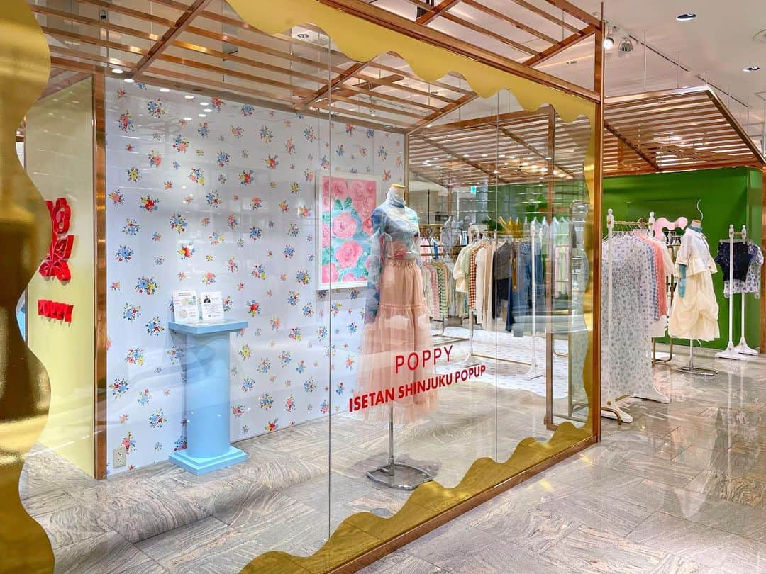 ISETAN PARK netさんのインスタグラム写真 - (ISETAN PARK netInstagram)「＜POPPY＞伊勢丹新宿店に初登場💐    「Embrance Your WakuWaku 〜ワクワクを抱きしめよう〜」をテーマにしたブランド＜POPPY/ポピー＞。  今回は「アートが身体に溶け込む」をコンセプトにアートとポップなモチーフを融合させたオリジナルのシースルーコレクションや定番の人気商品などフルコレクションに加え、店頭限定で23FWコレクションの先行受注も承ります。  「POPPYミュージアム」をテーマにした美術館のような空間でぜひお楽しみください🌼    POPPYミュージアム  ■開催中～8月22日(火)  ■本館2階 センターパーク/ザ・ステージ＃2  ※数量に限りがある商品もございますので、品切れの際はご容赦ください。    詳しくは @isetan_shinjuku ストーリーズ「POP UP」またはこちら▼  https://www.mistore.jp/store/shinjuku/shops/women/urbancloset/shopnews_list/shopnews08.html    @poppy_tokyo  @nikaino_iriguchi_isetan    #POPPY #ポピー #シースルートップス #シースルーコレクション #シースルー #花柄 #isetanpopup #伊勢丹popup  #isetan #isetanshinjuku #이세탄 #신주쿠이세탄 #이세탄백화점 #イセタン #伊勢丹 #伊勢丹新宿 #新宿伊勢丹 #伊勢丹新宿店    ※9月1日(金)伊勢丹新宿店本館・メンズ館は全館イベント開催につき休業させていただきます。   尚、伊勢丹会館、パークシティ イセタン3～5は通常営業いたします。」8月18日 17時00分 - isetan_shinjuku