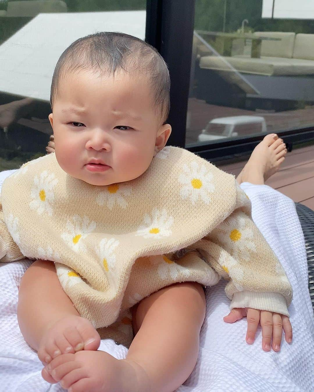 宮原幸恵さんのインスタグラム写真 - (宮原幸恵Instagram)「整う０歳児👶🏻♨️  写真見返してたら出てきた このモチモチが可愛くて😂❤️  ５月に家族旅行いったとき お部屋に付いてるジャグジーに 一緒に入ったあと バルコニーで涼んでる時の🍃  今から３ヶ月前のモチモチだよ👶🏻💕  モチモチもうすぐ一歳だから ０歳児の時の思い出の写真 ちょこちょこ掘り下げて投稿しようかな☺️  時系列バラバラになっちゃうけど 時系列通りに見たい時は ストーリーハイライト遡ればよし😤👌  #整う」8月17日 16時17分 - yu.ki.0117