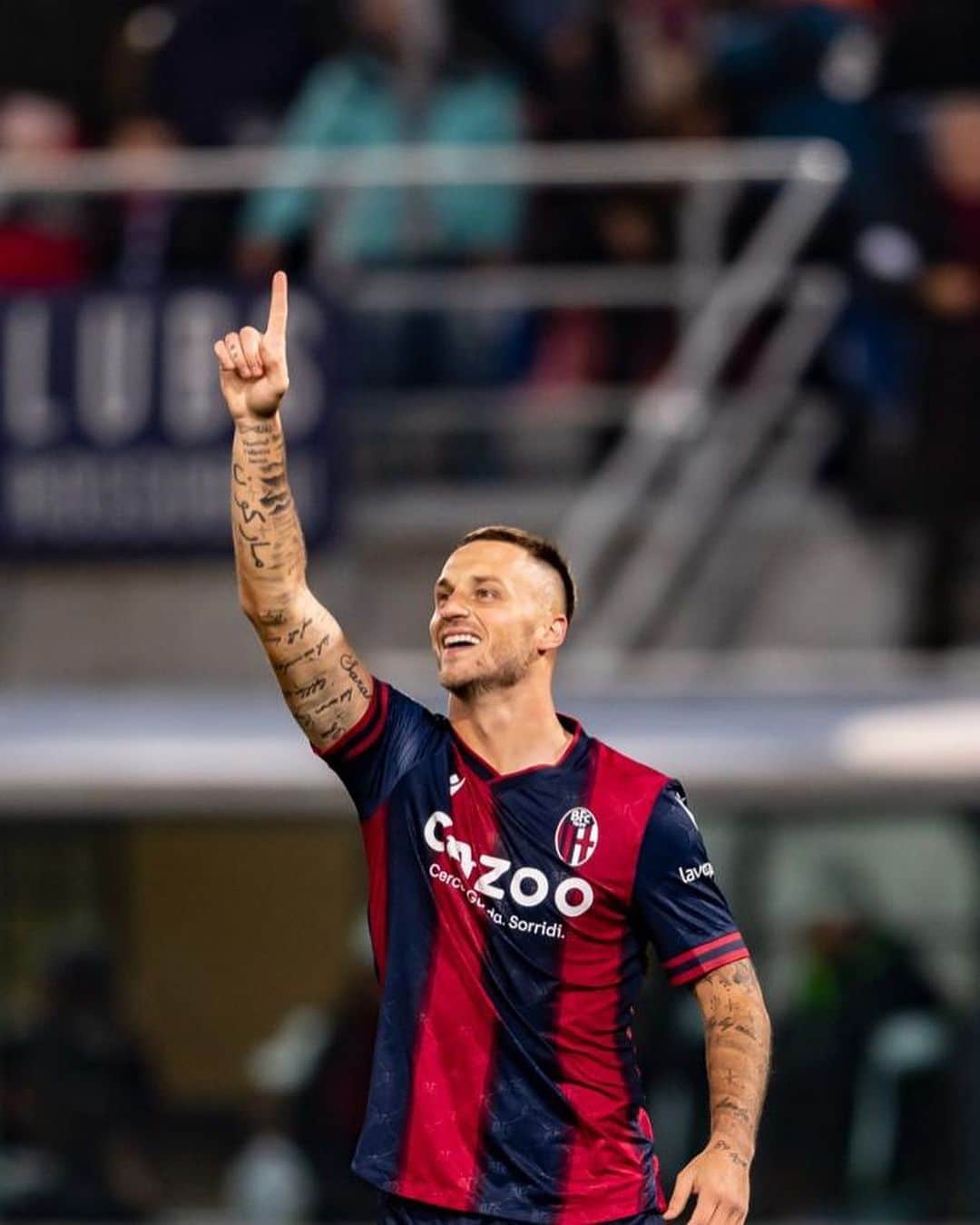マルコ・アルナウトヴィッチのインスタグラム：「Grazie Bologna per queste 2 stagioni meravigliose.  Vorrei davvero ringraziare tutto il club e la città dal profondo del cuore per il grande affetto che ho ricevuto da tutti voi dal primo giorno che sono arrivato. Mi avete fatto tutti sentire in famiglia fin dal primo momento, mi avete sostenuto nei momenti difficili e fatto sentire speciale come non avevo mai provato nella mia carriera, sarete sempre una parte di me/sarete sempre nel mio cuore.  Grazie di tutto. Marko」