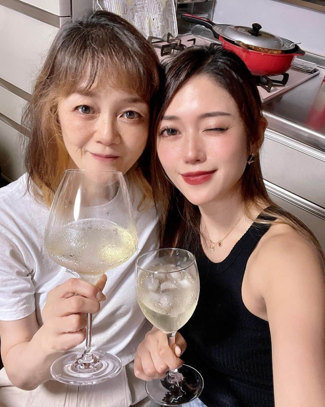 ISHIIYUKIKOのインスタグラム：「Happy birthday to the world’s best mom❤️  今日は母の誕生日🥂 お友達と楽しく誕生日を過ごすみたいです♡ 楽しい思い出いっぱい作って素敵な一年にして欲しいな☺️  写真と動画はお盆に帰った時♡ アプリのフィルターで遊んだ🤣 酔いすぎ笑  そしてお父さんの頭を弄って遊ぶ親娘🤣  今回の帰省も楽しかった❣️  #お母さんお誕生日おめでとう #happybirthdaymom #実家大好き #実家飲み #家族飲み」