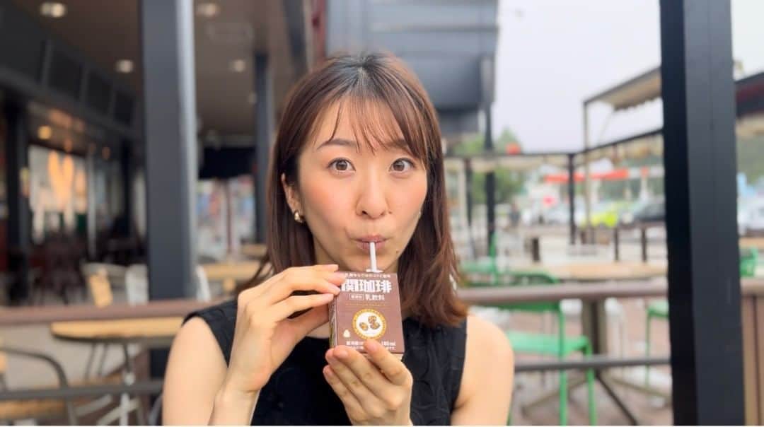 山田友美のインスタグラム：「やっっと晴れてくれたのでSAへおでかけ🚗☀️ 懐かしいコーヒー牛乳をみつけました😋 #お盆#帰省#岐阜#フリーアナウンサー#山田友美」