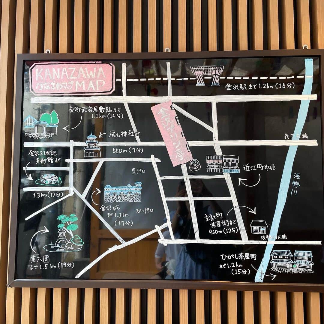 KAGAWACHIHOさんのインスタグラム写真 - (KAGAWACHIHOInstagram)「˗ˏˋ 金沢グルメ旅  ˎˊ˗　 ⁡ ⁡ みなさんお盆はいかがお過ごしでしたか？𓂃 今回石川県金沢市に観光にいってきました🚅.ᐟ.ᐟ ⁡ ⁡ 観光地で有名な#近江町市場 にある とっても素敵なスイーツ屋さんがあったので ご紹介させてください🍮♡ ⁡ ⁡ ⁡ 📍金沢プリン亭 𓊆 @kanazawa.puddingtei  𓊇 ⁡ ⁡ なめらかすぎる為、お取り寄せ不可.ᐟ.ᐟ 現地でしか食べることのできない、 なめらかプリンは足を運ぶ価値ありです🍮♡ お取り寄せは不可ですがお持ち帰りはできるので 持ち帰ってホテルで食べるのもいいですよね𖤐ˊ˗　 ⁡ さらにこちらのお店は「金沢の伝統」が たくさん感じられるので観光者にもぴったり🎐 ⁡ マスコットキャラに金沢の郷土玩具 「加賀起き上がり」を採用されていて とっても可愛いんです.ᐟ.ᐟ𓂃𓈒𓏸  ⁡ 古都をイメージした格子壁の外観に、 店内には加賀友禅をモチーフにした壁画、 お店では˗ˏˋ  映え ˎˊ˗な写真がたくさん撮れます🤳ˊ˗　 ⁡ ⋱⋰ ⋱⋰ ⋱⋰ ⋱⋰ ⋱⋰ ⋱⋰ ⋱⋰ ⋱⋰ ⁡ ⁡ 原材料の牛乳は地元「ホリ乳業」の牛乳を使用し、 フルーツなども石川県産のものを使用して 珈琲プリンの珈琲も自家焙煎珈琲専門店 「緑の館 高山店」さんにこちらのお店のプリン専用に 特別に珈琲豆を焙煎、調合していただいたそうな☕️ ⁡ ⁡ 地域の活性化&地産地消に 一役買っているだなんて素敵すぎる...🥹ˊ˗　 ⁡ ⁡ そんな地元の食材を使用したプリンが 金沢の新名物としてみなさまに愛されるよう 願いを込めて丁寧に手作りしてくださってます🍮 ⁡ 　 プリン🍮、ソフトクリーム🍦、 ドリンク🥤などベンチに腰掛けていただけるので 近江町市場の小休憩にもぴったりの甘味処です	✧*｡ ⁡ ⁡ ⋱⋰ ⋱⋰ ⋱⋰ ⋱⋰ ⋱⋰ ⋱⋰ ⋱⋰ ⋱⋰ ⁡ ⁡ 今回わたしはプリン全種類と友禅ソフト🍦と ハイビスカス🌺レモネード🍋を頂きました𓌉◯𓇋 ⁡ ⁡ ▫️フルーツミックスソフト ▫️プリンソフト ▫️友禅ソフト(フルーツとプリンのミックス) ⁡ ⁡ フルーツはさっぱりとしたフルーツのお味で ジェラートに近い美味しさでした🥭🍓♡ プリンは濃厚ながらさっぱりで美味しかった... わたしは両方食べられる友禅ソフトを推します🍦.ᐟ.ᐟ ⁡ ⁡ プリンは ⁡ ▫️なめらか ▫️抹茶ラテ ▫️友禅 ▫️珈琲ラテ ▫️マンゴー ▫️純白 ⁡ ⁡ の6種類を制覇♡🤭どれもとろとろとってもなめらかで 本当に美味しくてパクパクたべてしまいました🤤 抹茶には大粒の小豆🫘のソースがはいっていたり なめらかではバニラビーンズをしっかり感じられる 濃厚な風味だったりどれも個性たっぷりで美味しかった... ⁡ ⁡ レモネードもとてもさっぱり美味しくて 疲れた旅の身体に染み渡り元気をチャージ.ᐟ.ᐟ ⁡ ⁡ 店長さん、店員さんもとってもお優しく 金沢に行ったら絶対にまた行きたいお店です♡ みなさんもぜひ遊びにいってみてください🏃‍♀️💕 ⁡ ⁡ ┈┈┈┈┈┈┈ ❁ ❁ ❁ ┈┈┈┈┈┈┈┈ ⁡ 📝加賀友禅…自然や古典をモチーフにし、 加賀五彩（藍・臙脂・黄土・緑・古代紫） を基調とした染物。 「虫食い」や「ぼかし」などの技法が特徴的。✍️ ⁡ ┈┈┈┈┈┈┈ ❁ ❁ ❁ ┈┈┈┈┈┈┈┈ ⁡ ⁡ ⁡ 📍金沢プリン亭　 ⁡ ▫️住所︴〒920-0906　石川県金沢市十間町32 （近江町市場「パーキング口」を出てすぐ左） ▫️営業時間︴10:00～16:00 ▫️定休日︴不定休(8月は休まず営業.ᐟ.ᐟ) ▫️電話︴076-222-0075 ▫️駐車場︴なし ※店舗正面に有料駐車場 「近江町パーキング」があり、安くて便利です。 ▫️アクセス︴ お車の場合は金沢西ICから4㎞、金沢東ICから6㎞ 電車の場合はJR金沢駅下車、徒歩15分 バスの場合は「武蔵ヶ辻・近江町市場」下車、徒歩3分 ⁡ ⁡ ⁡ ⁡ ⁡ #kanazawa#金沢プリン亭 #近江町市場 #金沢プリン #プリン専門店 #金沢スイーツ #金沢グルメ #金沢カフェ #金沢食べ歩き #近江町市場グルメ#PR#金沢食べ歩き#かなざわ#金沢スイーツ#金沢パフェ#片町カフェ#片町グルメ#金沢観光#金沢アイス」8月17日 16時34分 - chisan_golf_official