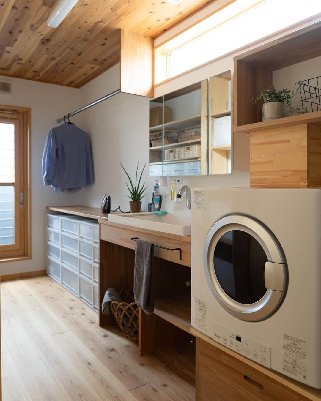 クボタ住建さんのインスタグラム写真 - (クボタ住建Instagram)「「木の家だからできること」  #クボタ住建  造作洗面台特集📷  家事動線を考えたランドリースペースや収納によってぐんと使いやすくなる洗面室。洗面ボウルも使いやすく、掃除もしやすいなどこだわりをもって選びたいですね👍  窓は、上から自然光たっぷりで目線も気にせず気持ちいい天井付けが◎  ＜クボタ住建施工＞  @kubota_jyuken  #洗面台 #洗面台収納 #造作洗面台 #造作提案 #洗面タイル #Pタイル #サンワカンパニー #アイカポストフォーム #実験流し #乾太くん #ランドリールーム  クボタ住建は優しく温かい自然素材の木の家をつくります HP & more photos→@kubota_jyuken 施工事例多数掲載しております。 ホームページへもぜひ↓ https://kubotajyuken.com/  ⭐︎スタッフブログ⭐︎ https://kubotajyuken.com/blog/  #クボタ住建 #神奈川の注文住宅 #大和市#湘南の家#suumo注文住宅 #自由設計 #木の家 #無垢の家 #自然素材の家 #和モダンな家 #暮らしをつくる #暮らしを楽しむ #丁寧な暮らし#構造現し  クボタ住建 棟梁の自宅、随時見学受付ます。 資料請求やお問い合わせも是非。 メッセージDMでもどうぞ」8月17日 22時08分 - kubota_jyuken
