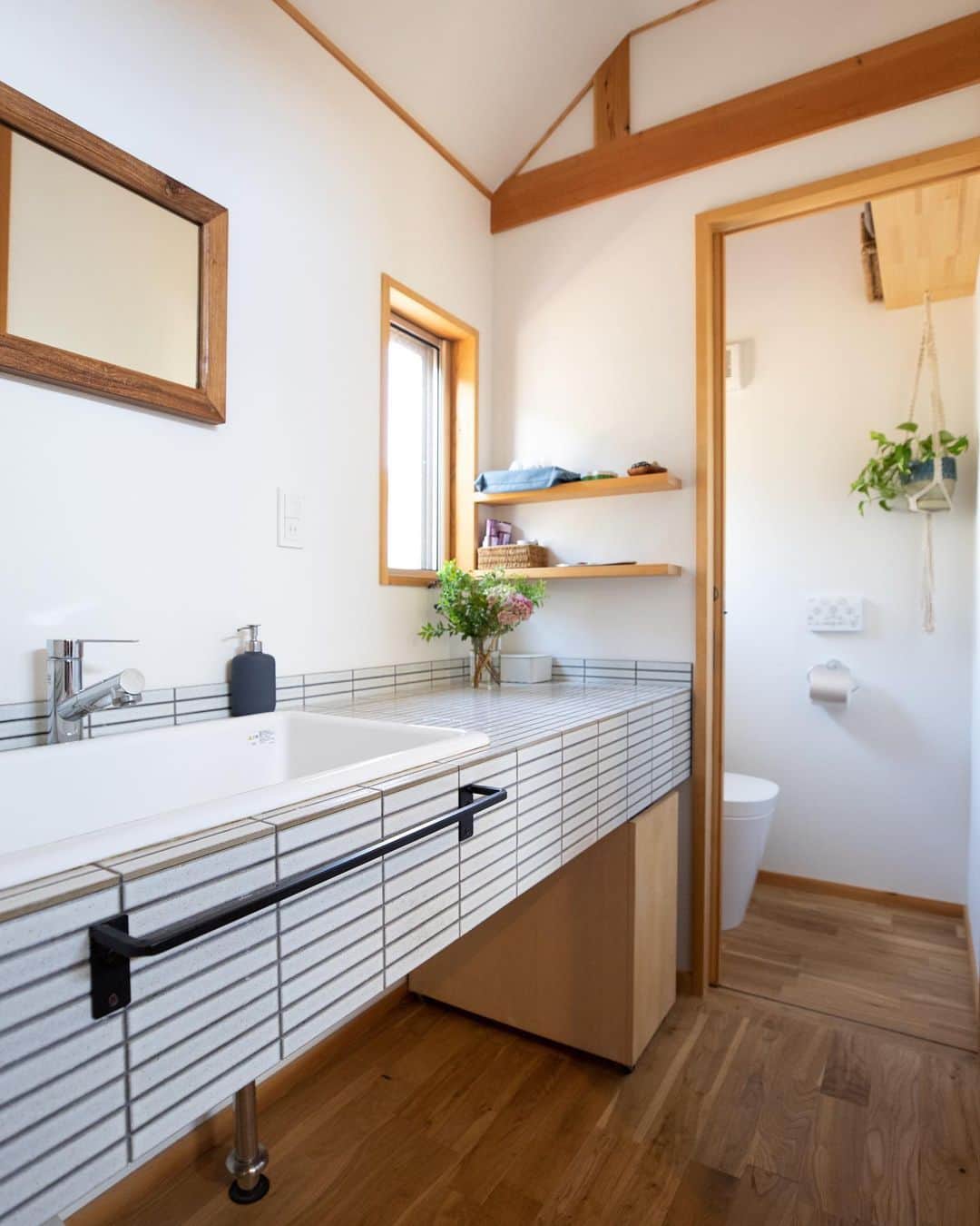 クボタ住建さんのインスタグラム写真 - (クボタ住建Instagram)「「木の家だからできること」  #クボタ住建  造作洗面台特集📷  家事動線を考えたランドリースペースや収納によってぐんと使いやすくなる洗面室。洗面ボウルも使いやすく、掃除もしやすいなどこだわりをもって選びたいですね👍  窓は、上から自然光たっぷりで目線も気にせず気持ちいい天井付けが◎  ＜クボタ住建施工＞  @kubota_jyuken  #洗面台 #洗面台収納 #造作洗面台 #造作提案 #洗面タイル #Pタイル #サンワカンパニー #アイカポストフォーム #実験流し #乾太くん #ランドリールーム  クボタ住建は優しく温かい自然素材の木の家をつくります HP & more photos→@kubota_jyuken 施工事例多数掲載しております。 ホームページへもぜひ↓ https://kubotajyuken.com/  ⭐︎スタッフブログ⭐︎ https://kubotajyuken.com/blog/  #クボタ住建 #神奈川の注文住宅 #大和市#湘南の家#suumo注文住宅 #自由設計 #木の家 #無垢の家 #自然素材の家 #和モダンな家 #暮らしをつくる #暮らしを楽しむ #丁寧な暮らし#構造現し  クボタ住建 棟梁の自宅、随時見学受付ます。 資料請求やお問い合わせも是非。 メッセージDMでもどうぞ」8月17日 22時08分 - kubota_jyuken