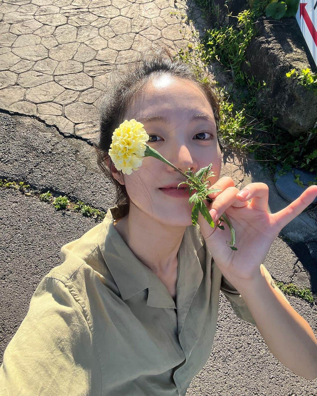 イ・ハウンのインスタグラム：「차에 꽃향기가 가득했던 날 🌼 。 ⃰ ͙ ✿ ུ 𓂃」