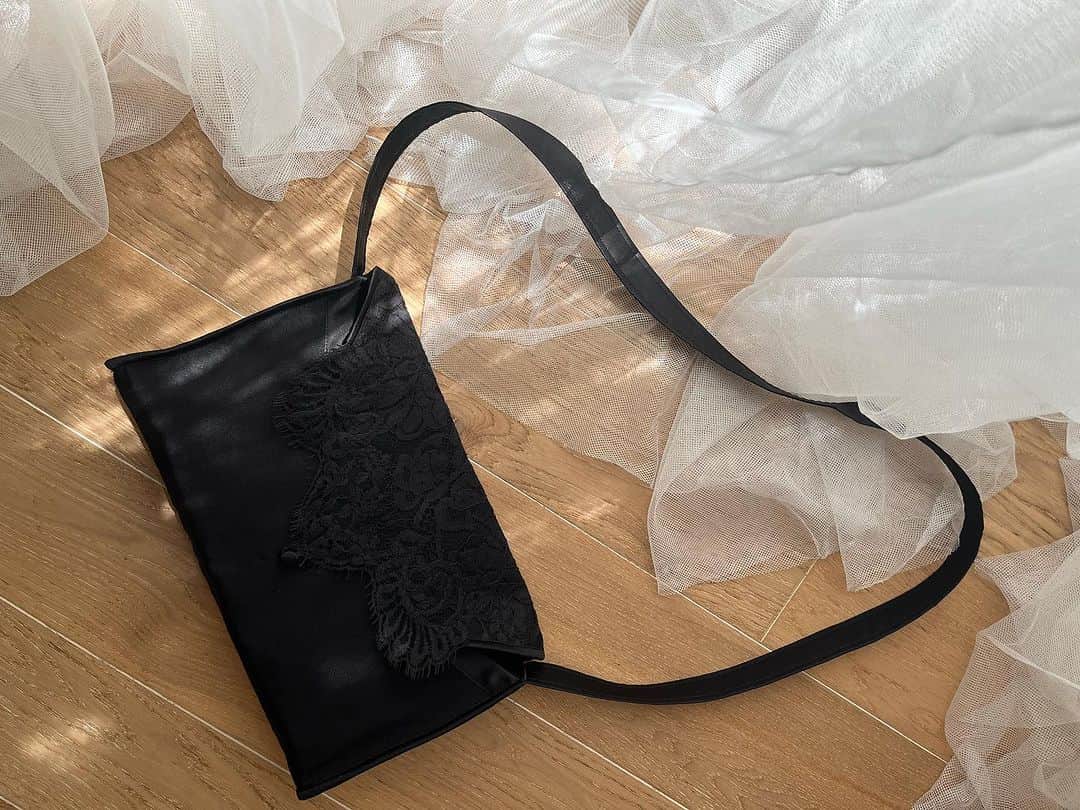 Chiyono Anneのインスタグラム：「More bag details..🖤 ありがたい事に、たくさんの反響がありましたのでもう少し詳細をシェアします。  こちらは30cm x 17cm x 6cmのサイズ感で、中には携帯と鍵用のポケットがあります 🔑  斜めがけできるように、ストラップは長めで116cmです。  #chiyonoanne #bespokebag #silkhandbag #bespokeorder #チヨノアン #シルクバッグ」