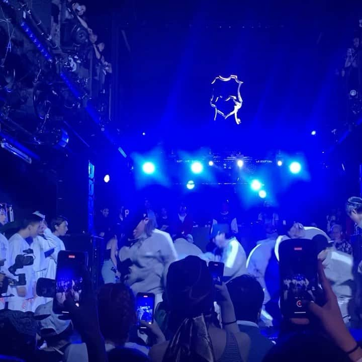 夢弓のインスタグラム：「PAYDAY 07.23 At club joule  ReVeL 完敗でした。 去年ズタボロにやられ、今年はとてつもなく勝ちたい、前よりも上に行きたい思いが強く、作品にかける思いも強かったです。 でもその願いは叶わず負けてしまいました。 悔しい。ただそれだけです 来年さらに成長したReVeLで違う景色を見れるようにこの一年猛特訓します🔥 少しでも100万に近づけるように、 応援してくれたみなさんほんとうにありがとうございました😎 そして一緒にpaydayたたかってくれた6人ありがと😌 ReVeL再始動〜  ps. 優勝したなみに打ち上がるReVeLがReVeLらしくて最高やった笑  member @ryo_626_  @srn_84  @sogo_99s_4ox  @dearuk888  @bunji_hiphop  @h0noka215  @muyu_440   #payday #osaka #majorstudio #ReVeL #clubjoule #crewbattle ##choreobattle #舞蹈 #japan #fyp」