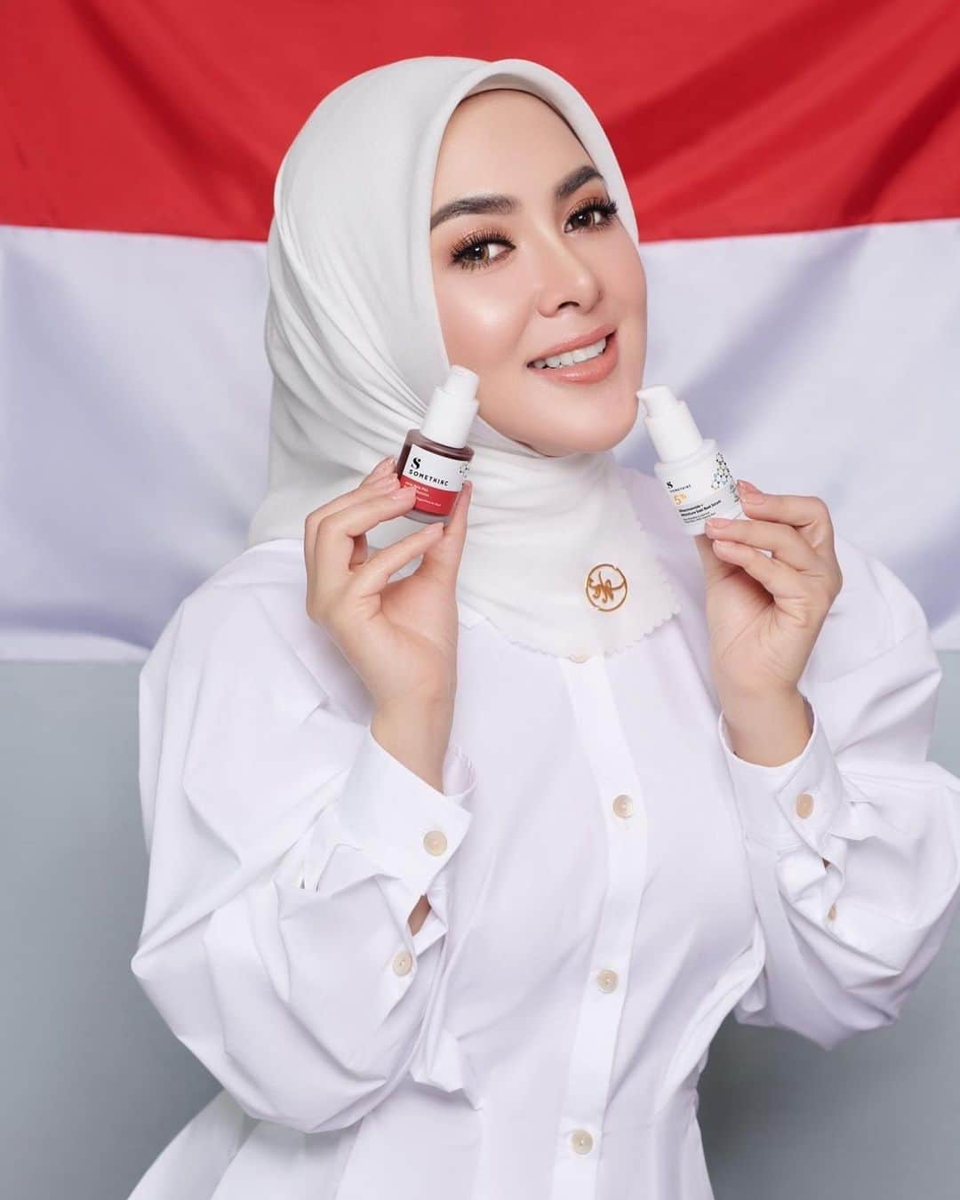 Syahriniさんのインスタグラム写真 - (SyahriniInstagram)「•  ~ Dirgahayu Republik Indonesia 🇮🇩  Semakin jaya buat Indonesia tercintaku, Kali ini Incess bawa serum merah putih buat memeriahkan 17 Agustus, serumnya dari brand kesayangan Incesss @SomethincOfficial   •Niacin amide Sabi Brightening Serum untuk mencerahkan, •AHA BHA PHA Peeling Solution untuk membersihkan pori & komedo,  Pakai serum merah putih ini untuk merdeka dari kulit kusam yaahhh ~」8月17日 22時03分 - princessyahrini