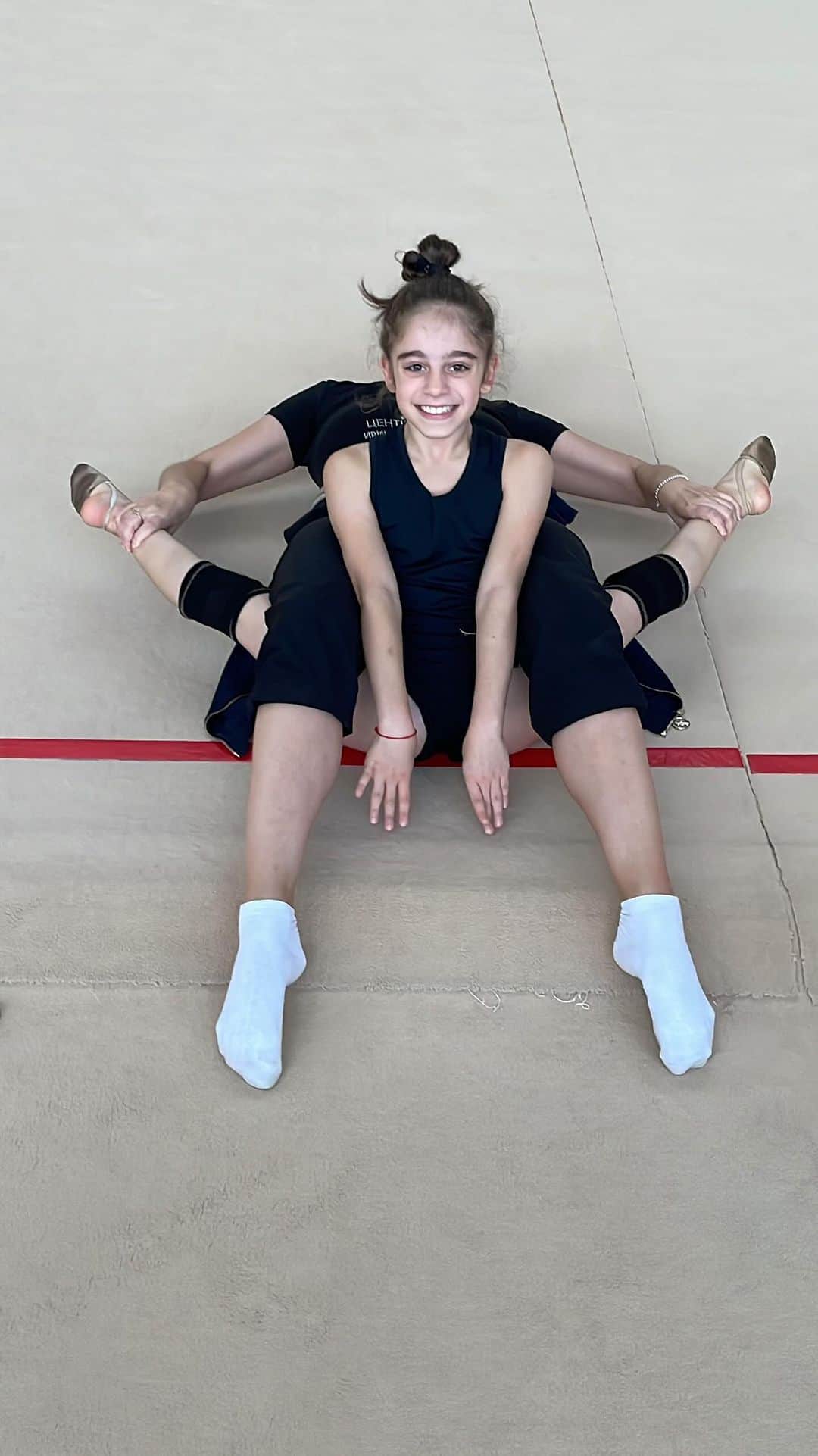 Veronika Rudychevaのインスタグラム：「Видео с устрашающей музыкой, но счастливым лицом😁 Чей шпагат вам понравится больше? 1,2,3 или 4  P.S Дети тянутся добровольно, мы не монстры😂  @ritulyabondarenko  @katrinfit_agarkova  @olga_shugaylova  #ritmicgymnastic #ritmicgymnastics #rg #ritmicgymnastic❤ #художественнаягимнастика #художественнаягимнастикамосква #гимнастика」