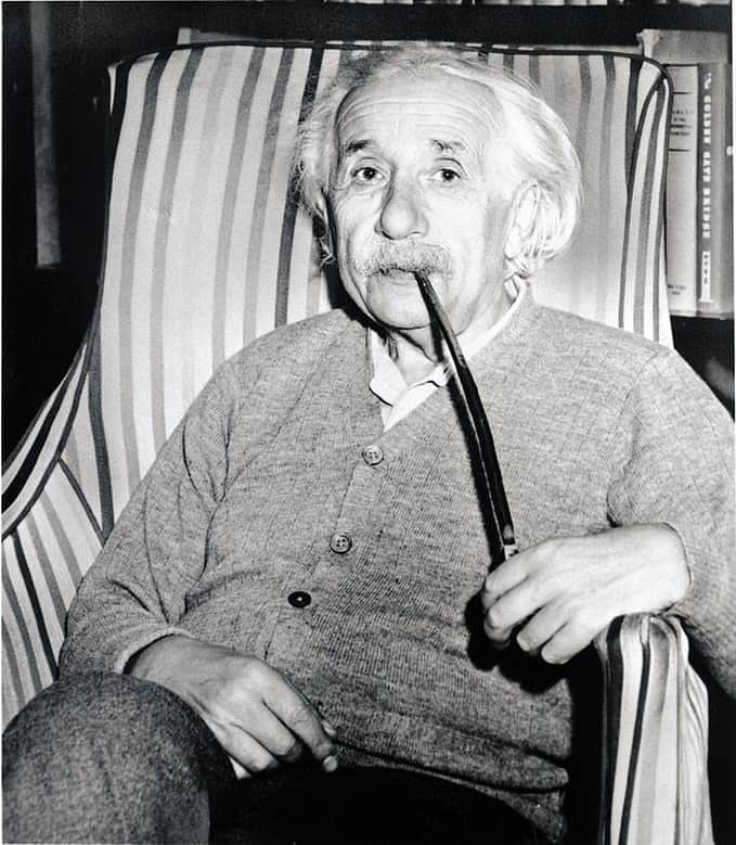 アルベルト・アインシュタインのインスタグラム：「#ThrowbackThursday: “Pipe smoking contributes to a somewhat calm and objective judgment in all human affairs.” – Albert Einstein to the Montreal Pipe Smokers Club on March 7, 1950.」