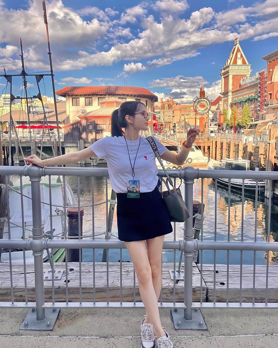 Aoiのインスタグラム：「ゆにぶぁ❣️コーデ💐  SMBCのスペシャルご招待チケットでUSJに行ってきました🥹 コンシェルジュさん付きで 全てのアトラクション待ち時間なしのUSJはVIP待遇に感動しっぱなしでした・・💕  2日連続でドリームザライドに乗れて幸せやった・・♡ 念願のマリオワールドにも行けて大満足✨ やっぱりUSJは最高に面白い🫶  最近ゲットした @amiparis のTシャツと　@loewe のパズルトートお気に入り💓  #usj #usjコーデ」
