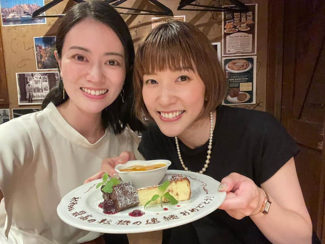煌月爽矢のインスタグラム：「. . 残りわずかとなった今回の日本滞在。 4年ぶりにお盆の親戚の集まりに参加出来たり、お墓参りしたり、The日本！という行事に参加出来て充実した日々になりました。 ⁡ ⁡ 今日の写真はそんな滞在中に会えた清華蘭ちゃんと。 彼女の投稿で詳しく書いてくれてますが… この春宝塚を卒業したあさみちゃんは私のお手伝いをしてくれてた可愛い可愛い下級生なのです。 ⁡ こんな可愛い子が私のお手伝い？！って感じでしょ？笑 ⁡ あさみちゃんはね、本当に芯の通った娘役さんでした。 卒業の時はもう月組の中でもかなり上級生になっていましたが、多方面からあさみちゃんの娘役としての姿勢を褒める声をよくよく耳にしてました。 私はもう辞めて長いけど、でもその誉められている声を聞く度、私も親心で嬉しく思っていたものです。 ⁡ 彼女の凄い所はどんな時でも決して投げやりにならず、常に120%のやる気で前に進める力を持ってること。 その純粋な心は、あさみちゃんが人を魅了する魅力の一つ。 卒業してすぐ結婚もして、人生の転機が一気に訪れてるあさみちゃん。 これからどんな道を進もうと、必ず幸せに溢れていると確信してるよ。 昔からずっと、色々ありがとう。 これからも宜しくね😊 ⁡ ⁡ ⁡ 我的學妹今年四月從寶塚畢業。 寶塚有一個制度。 學妹可以選學姊，自願當學姊的幫手。 雖然我是男役角色，她是這麼可愛的娘役角色XD 但她選到的人居然是我。 ⁡ 所以我在寶塚的時候，她一直幫我的忙〜 這麼可愛的學妹在我旁邊幫我的忙，也是個我的驕傲😂 ⁡ 我比她早離開寶塚了。後來她在寶塚繼續努力的樣子，讓我感到很開心又驕傲。 她是很真誠的人。 我相信她之後的道路也一定很棒。 邁向新的里程碑也充滿活力滿滿的祝福！ ⁡ #清華蘭　ちゃん」