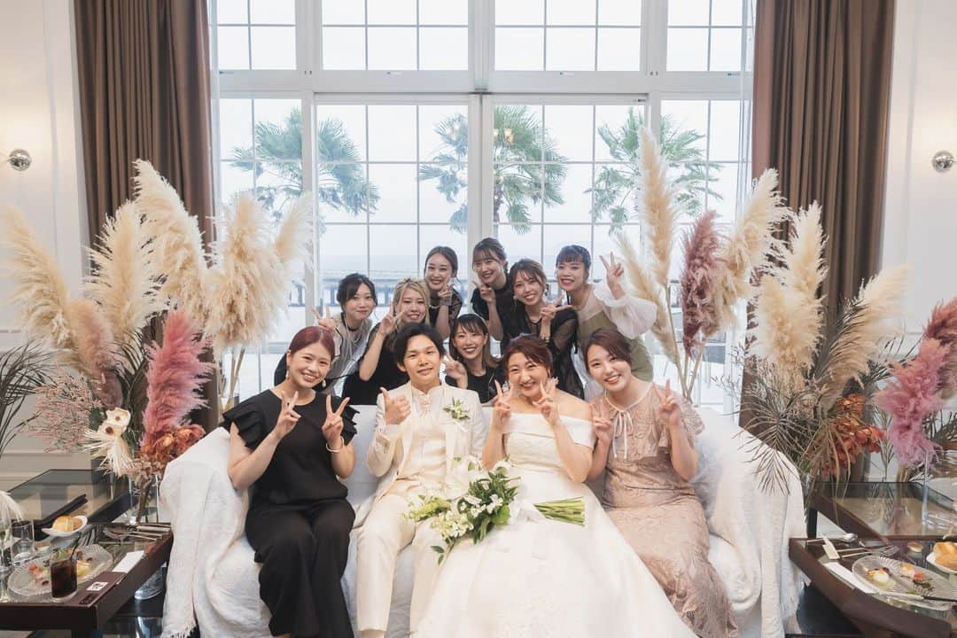 17人をフォロー中 【結婚式場】ラヴィマーナ神戸ウエディングのインスタグラム：「・  HappyWedding♡  大切なゲストの方と素敵なワンショット📷✨  #ラヴィマーナ神戸 #プレ花嫁 #結婚準備 #結婚式準備 #神戸結婚式場 #大阪結婚式場 #式場探し #カップルレポート #リゾートウェディング #オリジナルウェディング #ナチュラルウェディング #ガーデンウェディング #ロケーションフォト #前撮り #フォトウェディング #海が見えるチャペル #海が見える結婚式場 #エスクリ花嫁 #ravimanakobe #ravimana#wedding #marry #resort #resortwedding #届かない想いはない #dlw#ラグナプリエ#lagunaprie」