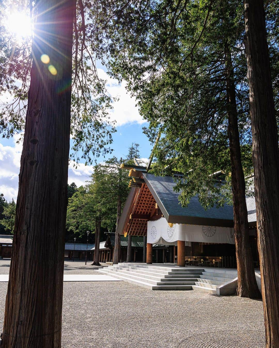 SHOCK EYEさんのインスタグラム写真 - (SHOCK EYEInstagram)「夏の北海道神宮⛩️ この神宮の清々しさは強く記憶に残ってる。  午前中に訪れたんだけど、 カラッとした夏の陽気に整えられた境内が本当に気持ちよかった。  また訪れたい場所🙏✨  ちなみに僕は今、家族と夏休みを満喫中。 旅をしてますので、またちょくちょく投稿させてもらうね。  皆さんも素敵な夏をお過ごしくださいな。  #北海道神宮」8月17日 16時41分 - shockeye_official