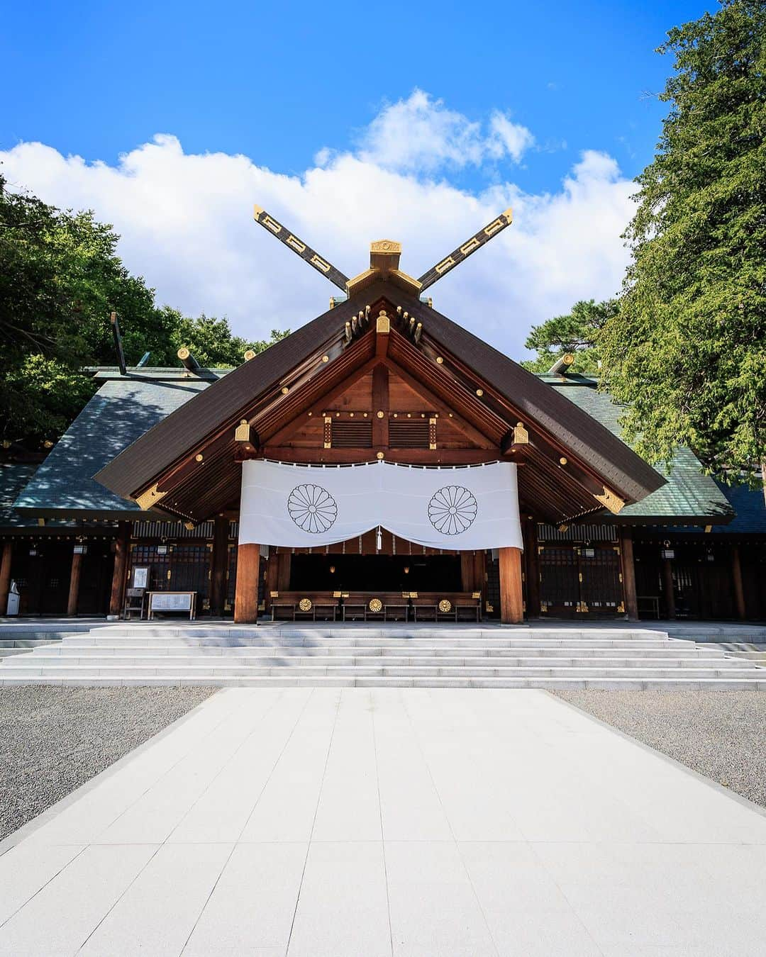 SHOCK EYEさんのインスタグラム写真 - (SHOCK EYEInstagram)「夏の北海道神宮⛩️ この神宮の清々しさは強く記憶に残ってる。  午前中に訪れたんだけど、 カラッとした夏の陽気に整えられた境内が本当に気持ちよかった。  また訪れたい場所🙏✨  ちなみに僕は今、家族と夏休みを満喫中。 旅をしてますので、またちょくちょく投稿させてもらうね。  皆さんも素敵な夏をお過ごしくださいな。  #北海道神宮」8月17日 16時41分 - shockeye_official