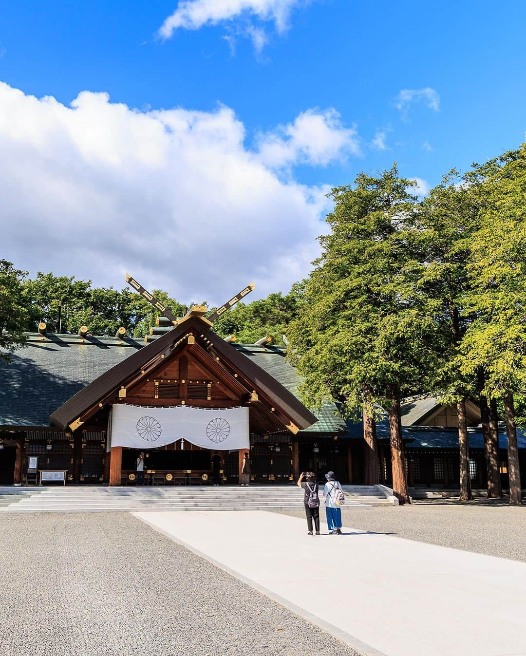 SHOCK EYEのインスタグラム：「夏の北海道神宮⛩️ この神宮の清々しさは強く記憶に残ってる。  午前中に訪れたんだけど、 カラッとした夏の陽気に整えられた境内が本当に気持ちよかった。  また訪れたい場所🙏✨  ちなみに僕は今、家族と夏休みを満喫中。 旅をしてますので、またちょくちょく投稿させてもらうね。  皆さんも素敵な夏をお過ごしくださいな。  #北海道神宮」