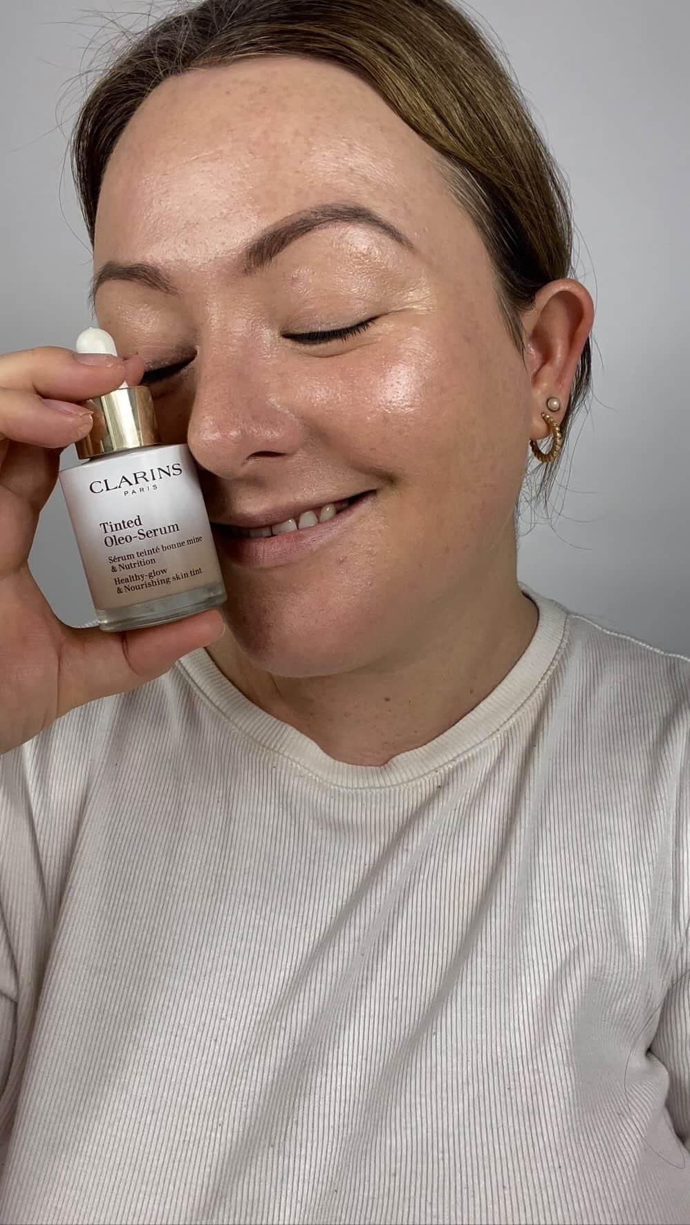 ClarinsUKのインスタグラム：「Not just a skin tint.   Introducing Clarins newest innovation.   Tinted Oleo-Serum 🤎  Let our Clarins Beauty Coach Expert demonstrate how to use our newest complexion product and why it will be your must-have product of the year!   #ClarinsMakeup #TintedOleoSerum #foundation」