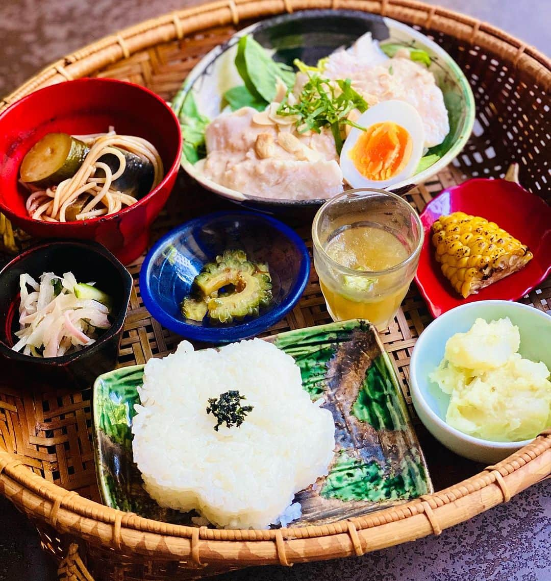 vegecafe＋αのインスタグラム：「まだまだ残暑が厳しいですね💦  こちらの写真は、 ８月のかご御膳のもう一つのメイン 「鶏ハムサラダ仕立て〜棒棒鶏風」  うなだれる暑さでも、パクパクと お箸のすすむ夏にぴったりの一品です☀️  ぜひご賞味くださいませ😊❤️  ➖➖➖➖➖➖➖➖➖➖➖➖➖ 💡 recruitment💡  vegecafe＋αでは 土日に一緒に働いてくれるスタッフを 募集しております🌟 興味のある方は、 ☎️06-6305-3262 (採用担当)まで お問い合わせ下さい。  #vegecafe#vegecafe_plus_α #新大阪グルメ #新大阪ランチ #新大阪カフェ #西中島グルメ #西中島南方グルメ #西中島グルメ #西中島南方ランチ #西中島ランチ#西中島南方カフェ #大阪ランチ #大阪カフェ巡り #野菜たっぷり #野菜たっぷりランチ#ベジカフェプラスアルファ #ベジカフェプラスアルファー#ジェラート屋さん」