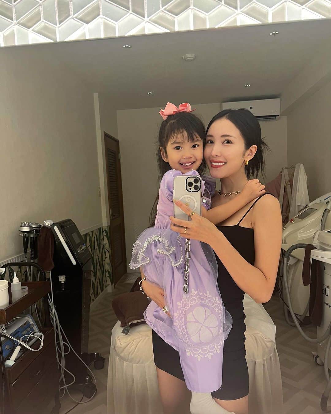 森暖奈さんのインスタグラム写真 - (森暖奈Instagram)「今朝、肩のぽっこりがなくなっていて驚き！肩コリの山がないだけで見た目体重ほんと全然違う🥹🩷 施術と薬石浴でスッッキリしてきました🥲✨ 夏は冷たいもの食べたり飲んだり冷房もあるし体が冷え冷えだるおもになるので薬石浴が気持ち良すぎた、、！デトックスするならここだ🫶 @stormystonebyaq  施術には娘も付き合ってもらったんだけど、丁度爆睡してくれて母ちゃんリラックスできました☺️ そして施術終わったら起きた☺️ありがとう、ありがとう♡  やってもらったメニュー↓ ・全身パワーツリー ・スロータスデトックス ・ハンド痩身 ・腸テラピー ・美容整体 ・小顔マジック ・バストケア ・ヘッドマッサージ ・セルカッタートリートメント ・美容液導入 ・薬石浴  大阪店 @renata.aq 表参道店 @aione_0123 東京本店 @aphros.531 ストーミーストーン @stormystonebyaq  もう7.8年？ずーっと通っている大好きなサロン🫶」8月17日 16時49分 - moriharuna71